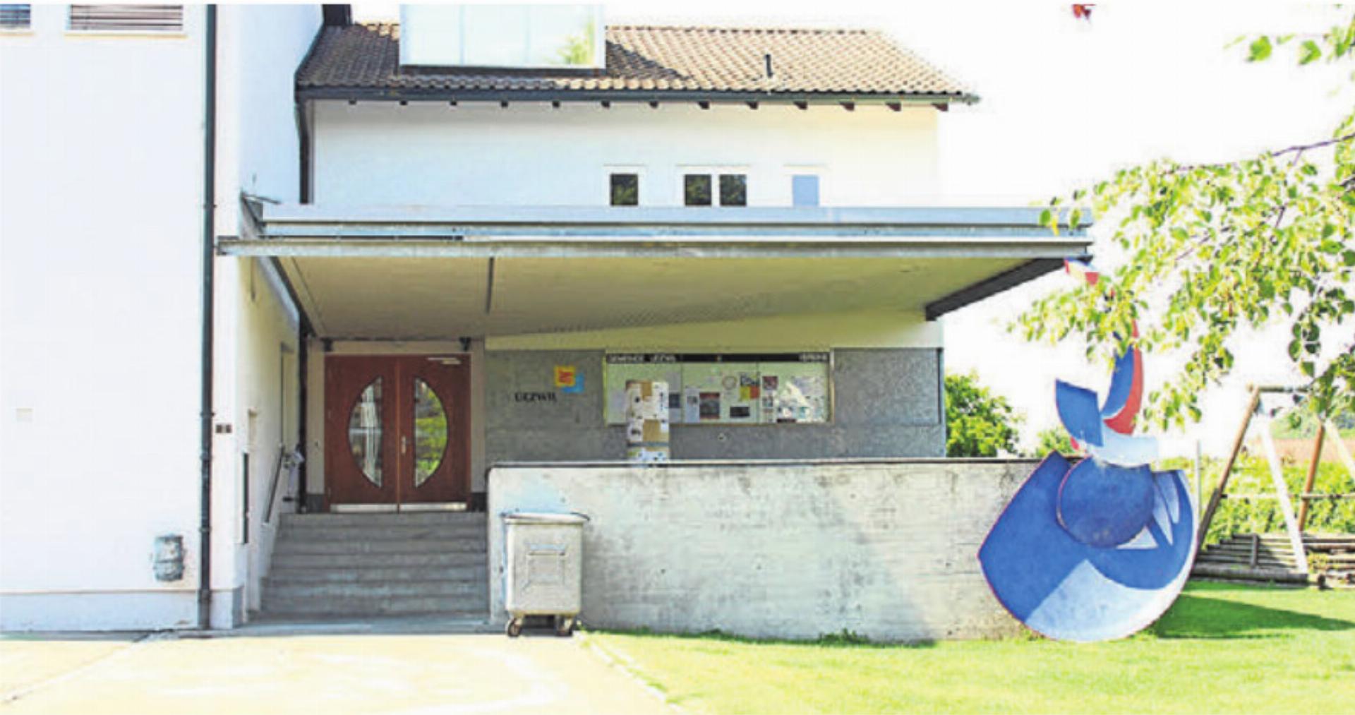Uezwil beschäftigt sich mit der Weiterentwicklung des bestehenden Gemeindehauses mit Schule, Verwaltung und Sporthalle. Bild: Archiv - Das Bild wird blockiert. – Möglicherweise durch einen aktiven Adblocker.