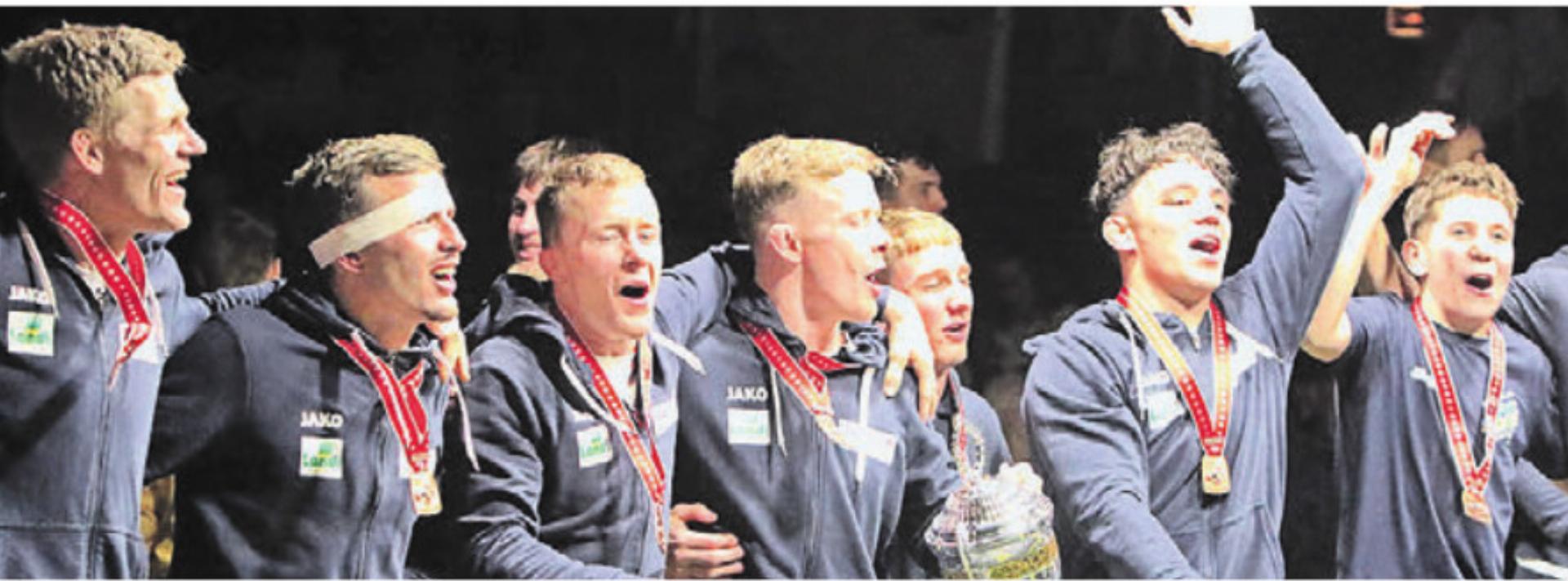 Feiern ihren 3. Platz: die Ringer der RS Freiamt. Bild: jl - Das Bild wird blockiert. – Möglicherweise durch einen aktiven Adblocker.