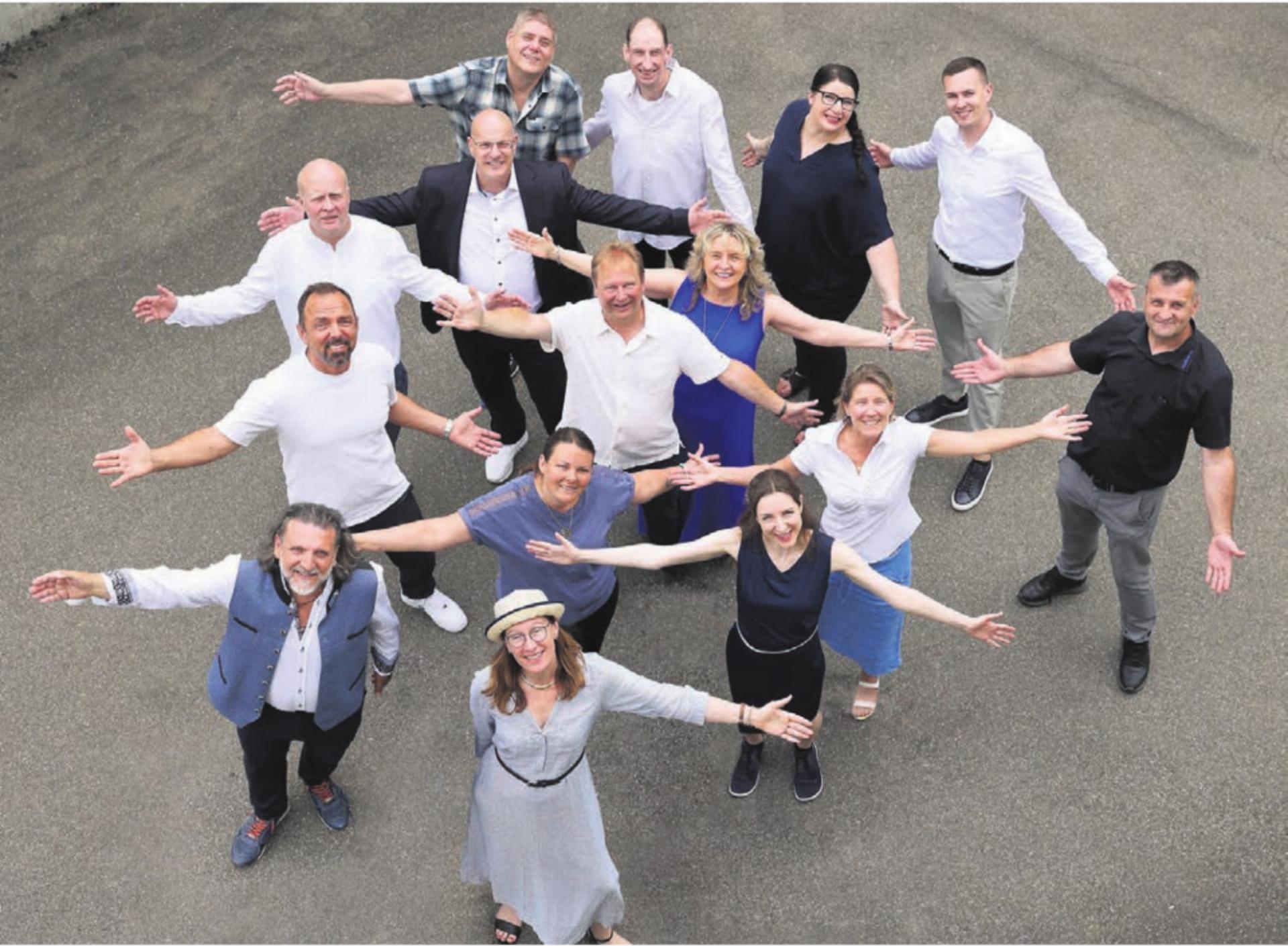 Ein Grossteil des Teams der Mediwar AG mit Geschäftsführerin Felicity Bechinger (vorne). Bild: zg - Das Bild wird blockiert. – Möglicherweise durch einen aktiven Adblocker.
