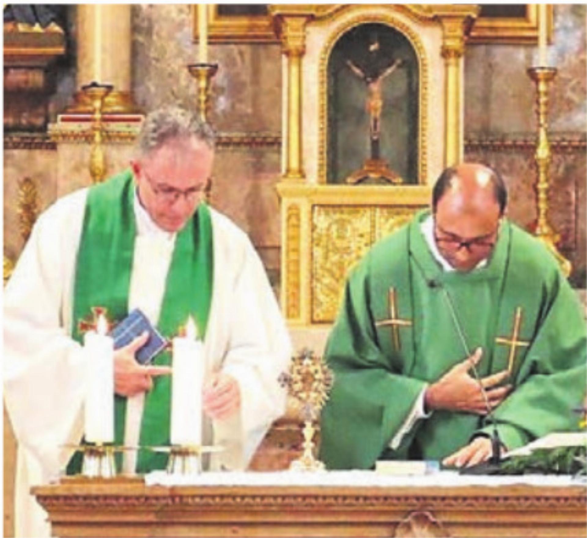 Domherr Urs Elsener (l.) und Priester Julius Dsouza feierten die heilige Messe. Bild: zg - Das Bild wird blockiert. – Möglicherweise durch einen aktiven Adblocker.