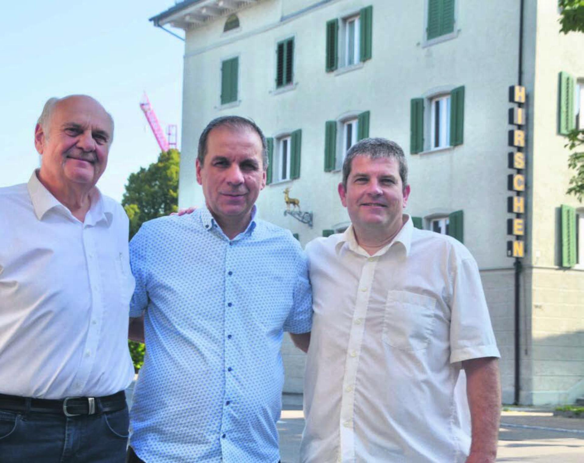 Freuen sich auf die Zusammenarbeit, von links: Rolf Wiederkehr, Wirt Driton Bitiqi und Ammann Marcel Riesen. Bilder: Thomas Stöckli / zg - Das Bild wird blockiert. – Möglicherweise durch einen aktiven Adblocker.