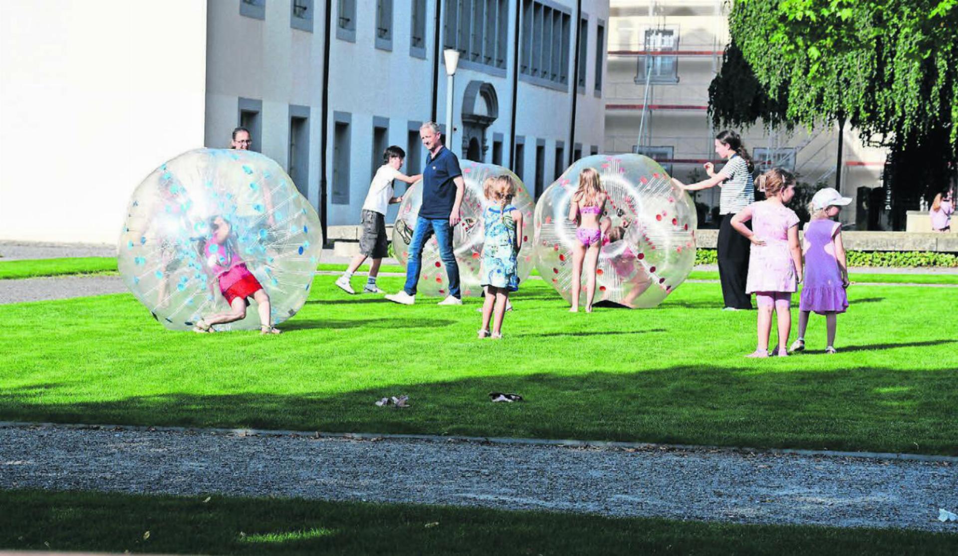 13. Juni 2025: Anlässlich der Usestuehlete wurde die Klosterhofwiese zum grossen Spielplatz für die Kinder. Bild: Archiv/vaw