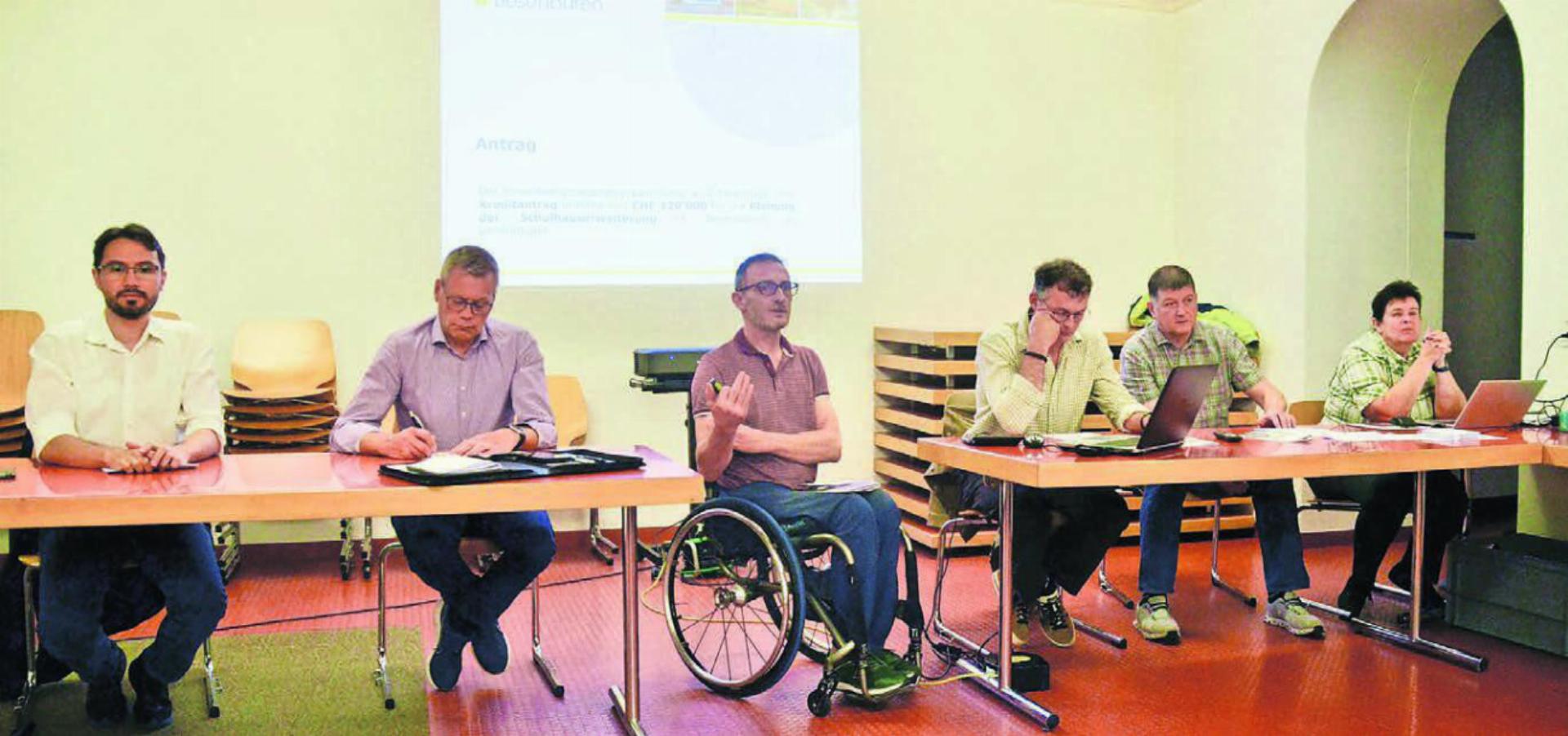 Der Gemeinderat Besenbüren, von links: Christian Bel, Peter Ammann, Alex Lötscher, Thomas Lang, Ammann Mario Räber und Schreiberin Daniela Musil. Bild: Thomas Stöckli