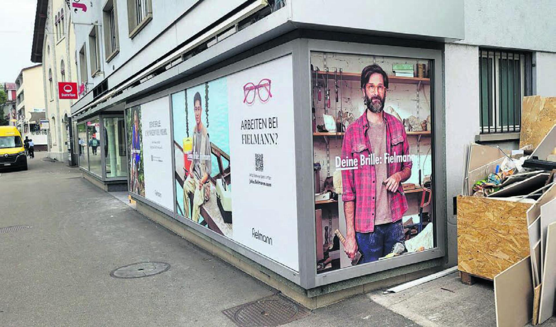 Noch wird hier fleissig gearbeitet, aber schon bald können sich Kunden hier beraten lassen und sich eine passende Brille aussuchen: die neue Fielmann-Filiale an der Zentralstrasse. Bild: chh - Das Bild wird blockiert. – Möglicherweise durch einen aktiven Adblocker.