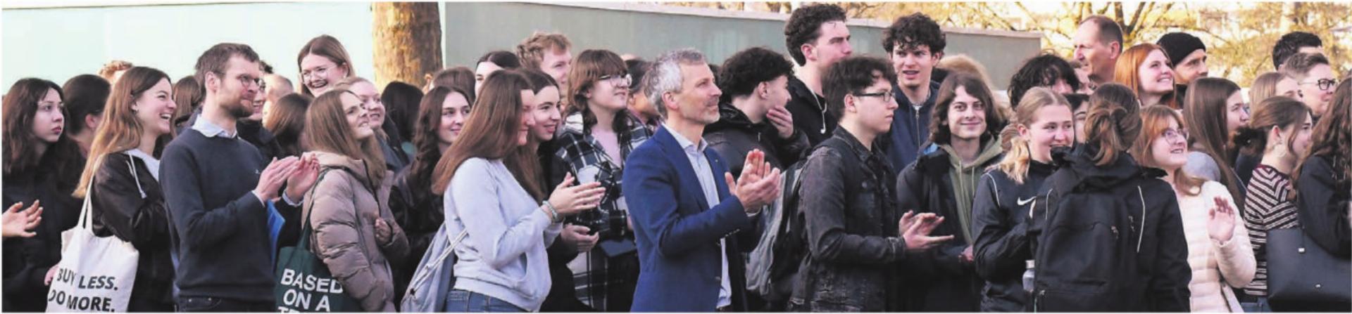 Der Start in den Tag war bereits besonders. Auf dem Dach sorgte Slam-Poet Jeremy Chavez (aus Villmergen) für eine Rap-Begrüssung. Mittendrin: Kantirektor Matthias Angst. Bilder: Daniel Marti / Stefan Sprenger - Das Bild wird blockiert. – Möglicherweise durch einen aktiven Adblocker.
