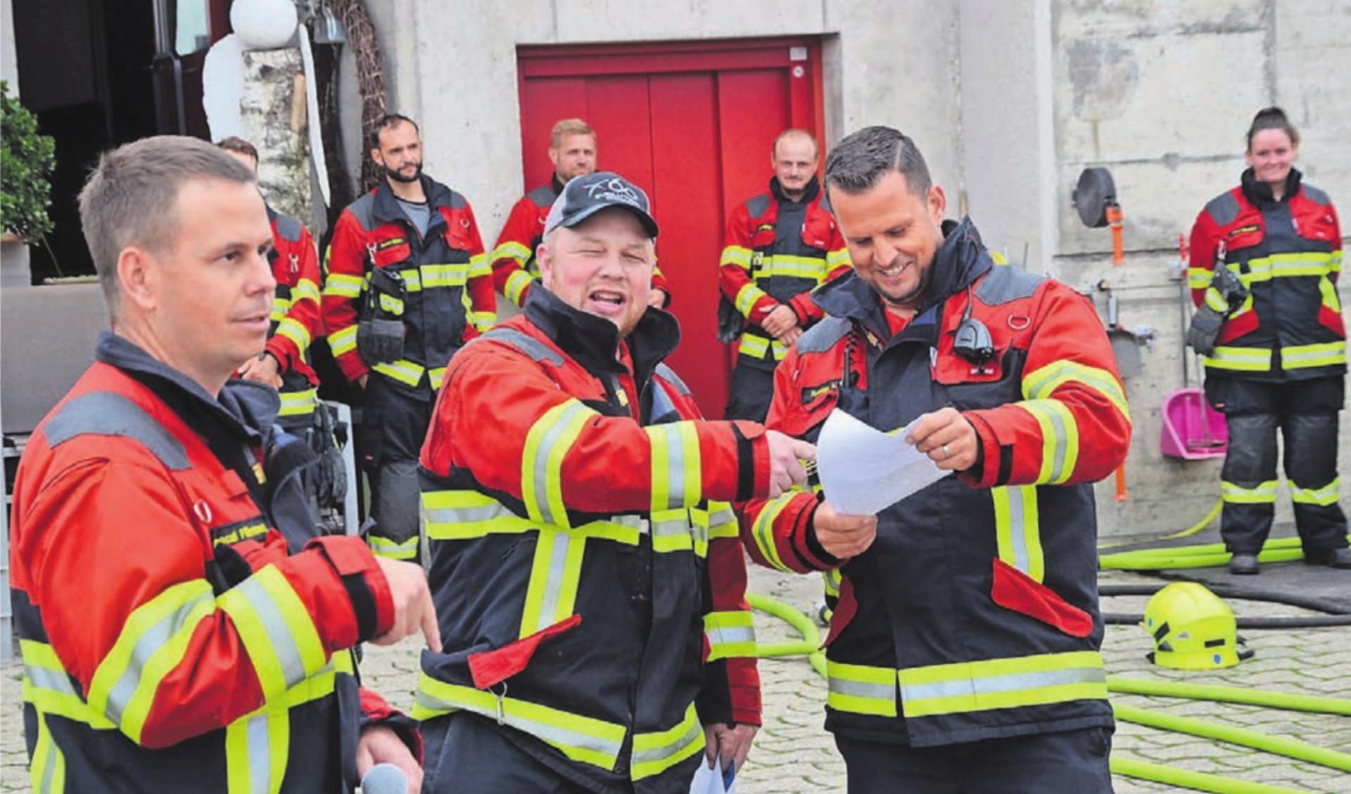 Pascal Flühmann (links), künftiger Kommandant der Feuerwehr Aristau, würdigt das Engagement seines Vorgängers Roman Meier (rechts) und dessen Vize und langjährigen Wegbegleiters Michael Lang. Bilder: Thomas Stöckli