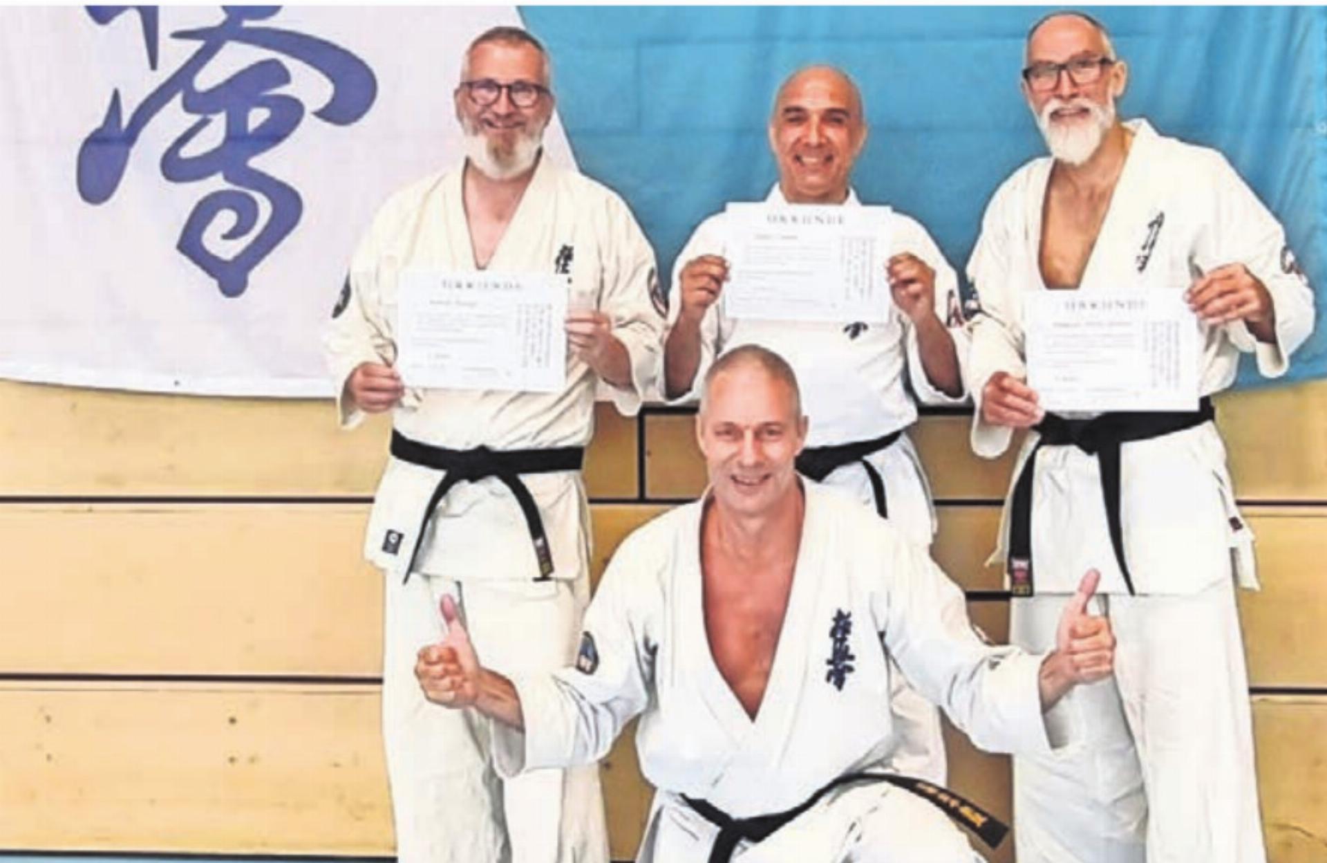 Freuen sich über die bestandene Prüfung (von links): Roland Konrad, Ciprian Tantu und Erich-Andreas Bürgisser gemeinsam mit Dojoleiter Raphael Gauch vom Karate-Club Wohlen (vorne). Bild: zg - Das Bild wird blockiert. – Möglicherweise durch einen aktiven Adblocker.
