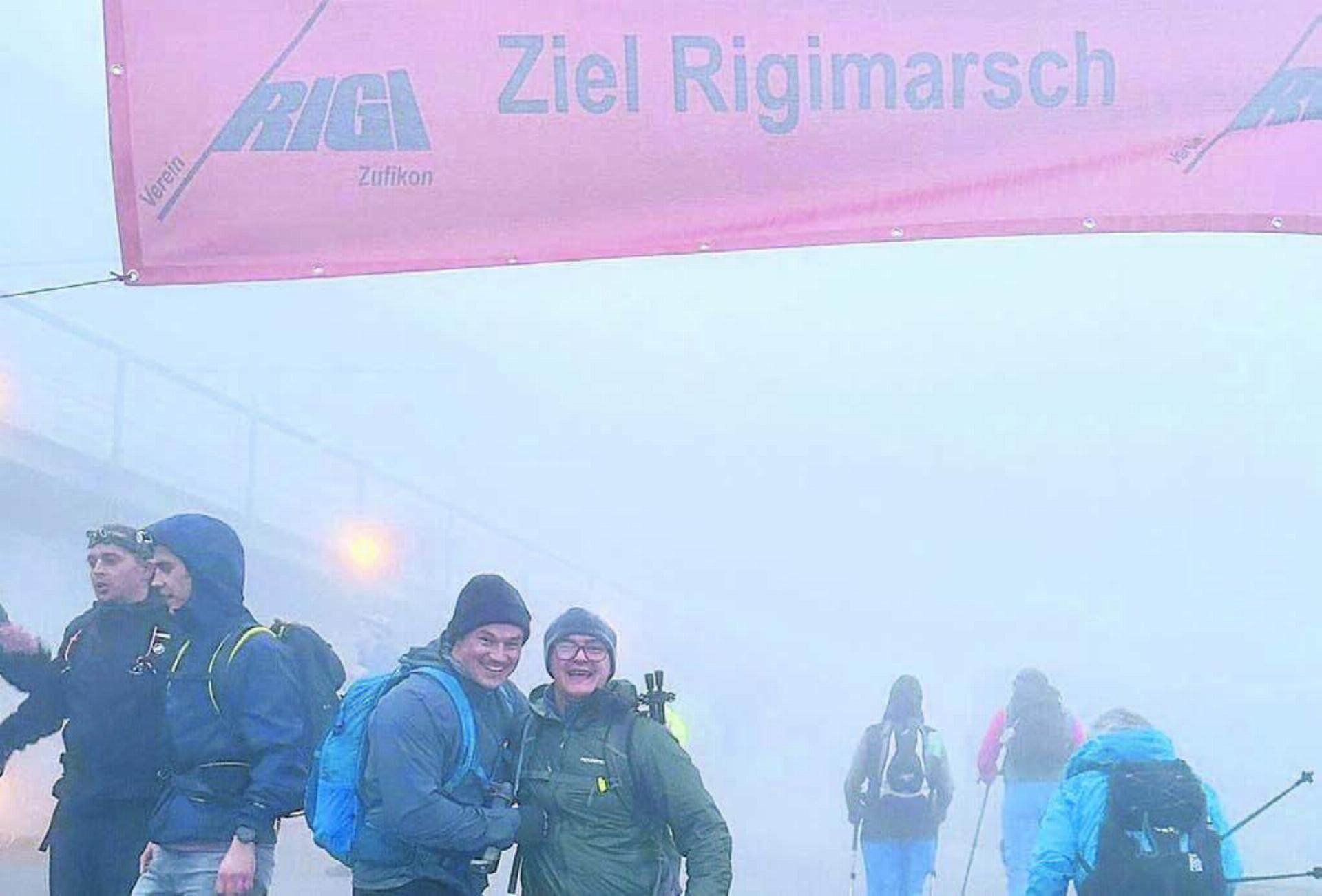 Das Ziel auf der Rigi erreichten viele – erschöpft und glücklich zugleich. Bilder: Roger Wetli (2) / zg (1)