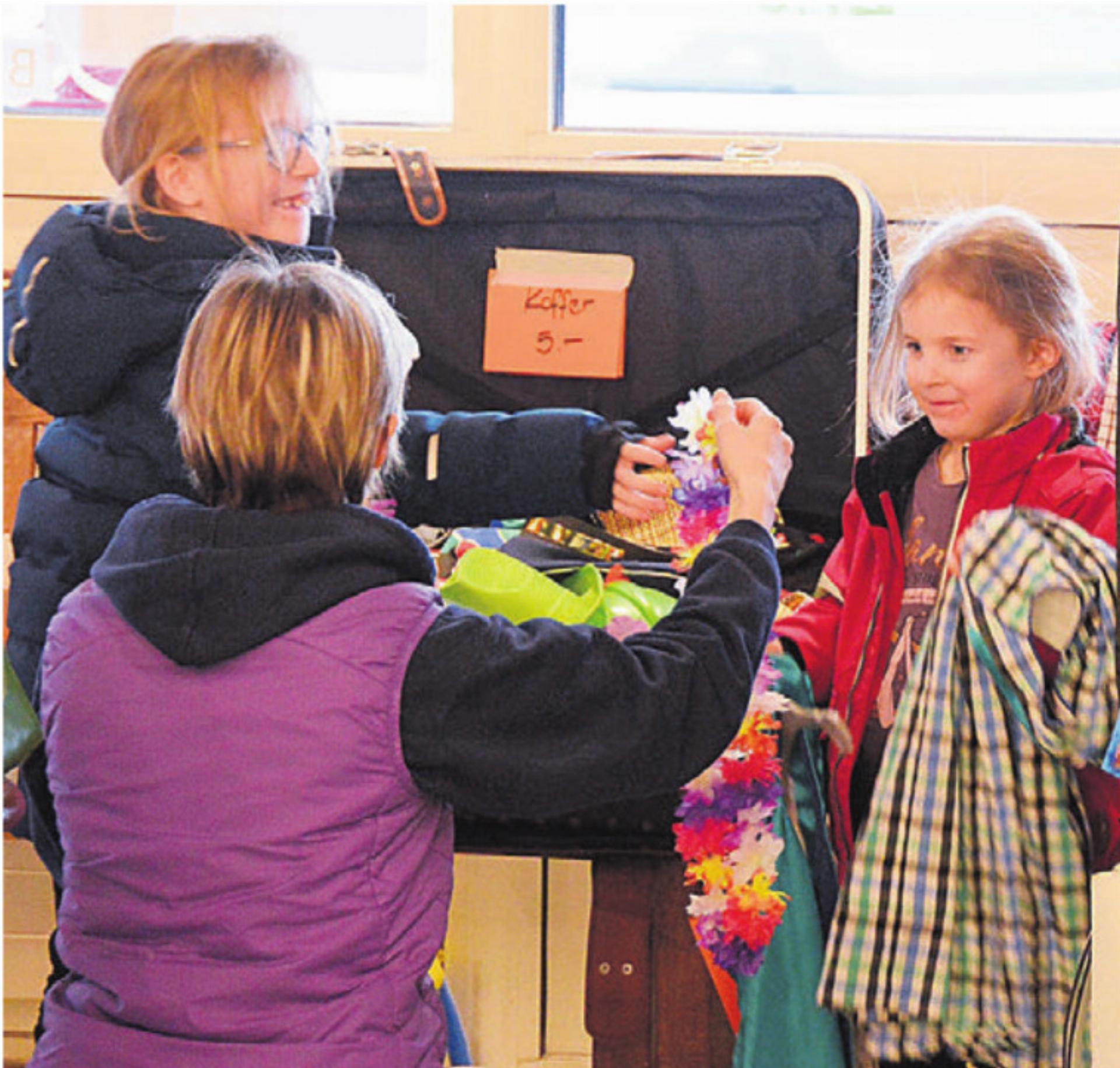 Darfs zum Stoff eine Kette sein? Auch das Accessoires-Angebot ist gross. - Das Bild wird blockiert. – Möglicherweise durch einen aktiven Adblocker.