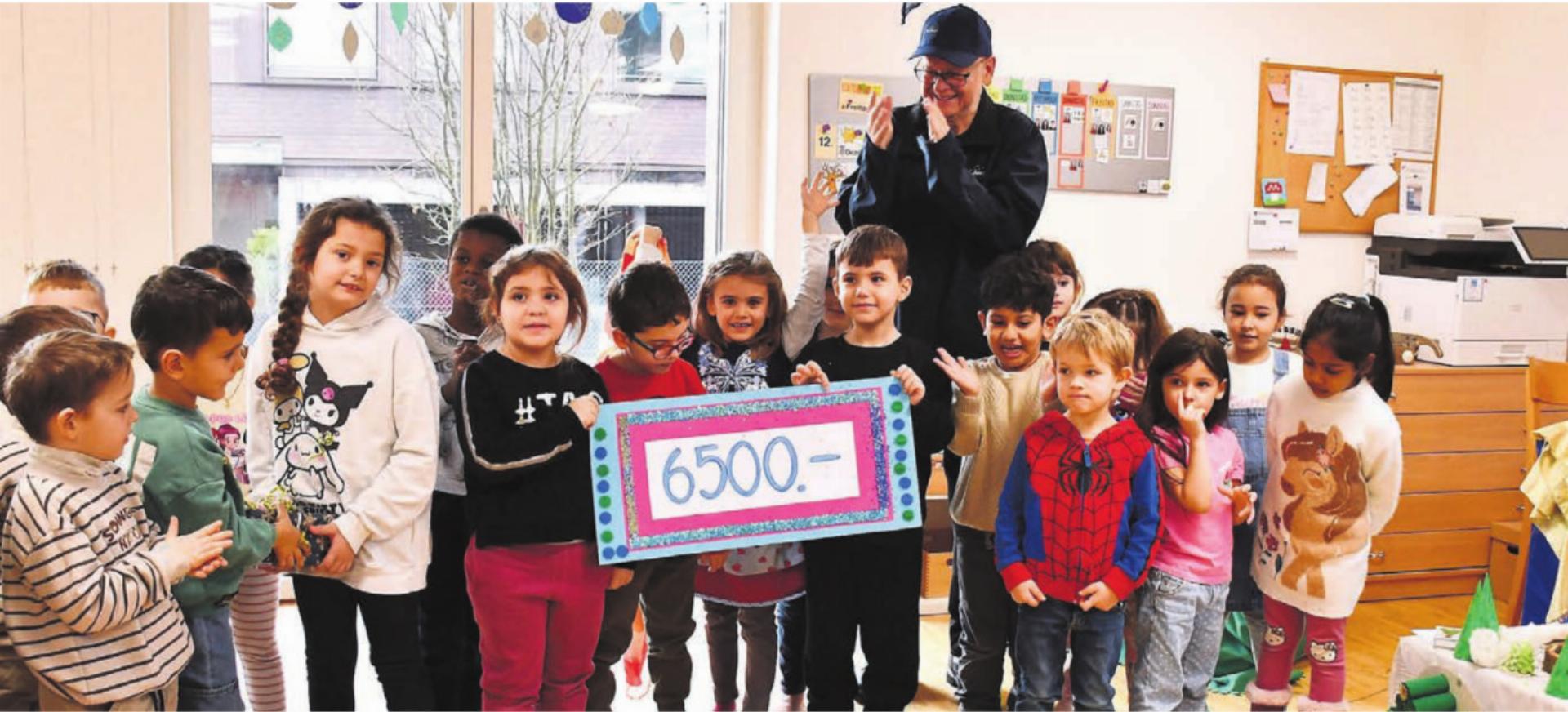 Mit viel Engagement und Herzblut für eine gute Sache: Kindergärtner übergeben den Scheck Claude Wuillemin von der Kinderhilfe Sternschnuppe. Bild: Monica Rast - Das Bild wird blockiert. – Möglicherweise durch einen aktiven Adblocker.