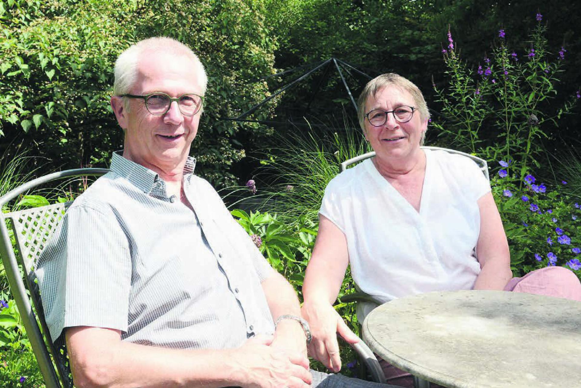 In Zukunft können sie mehr Zeit im eigenen Garten verbringen. Zwei Jahre nach seiner Frau Regula geht nun auch Roland Schumacher in Pension. Die beiden sind sehr froh, dass sie eine Nachfolge für die Praxis gefunden haben. 
Bilder: Chregi Hansen / zg - Das Bild wird blockiert. – Möglicherweise durch einen aktiven Adblocker.