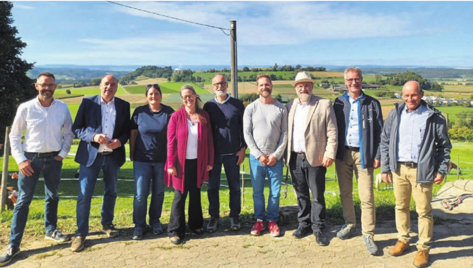 Sie freuen sich über die Ergebnisse des Projekts (von links): Ralf Bucher, Bauernverband Aargau, Markus Dieth, Regierungsrat, Karin Keller, Betriebsleiterin, Bea Vonlanthen, Agrofutura, Michel Fischler, Landwirtschaft und Umwelt, Matthias Albrecht, Agroscope, Andreas König, Aargauer Bienenzüchterverein, Matthias Müller und Josef Burri, Landwirtschaft Aargau. Bild: pd - Das Bild wird blockiert. – Möglicherweise durch einen aktiven Adblocker.