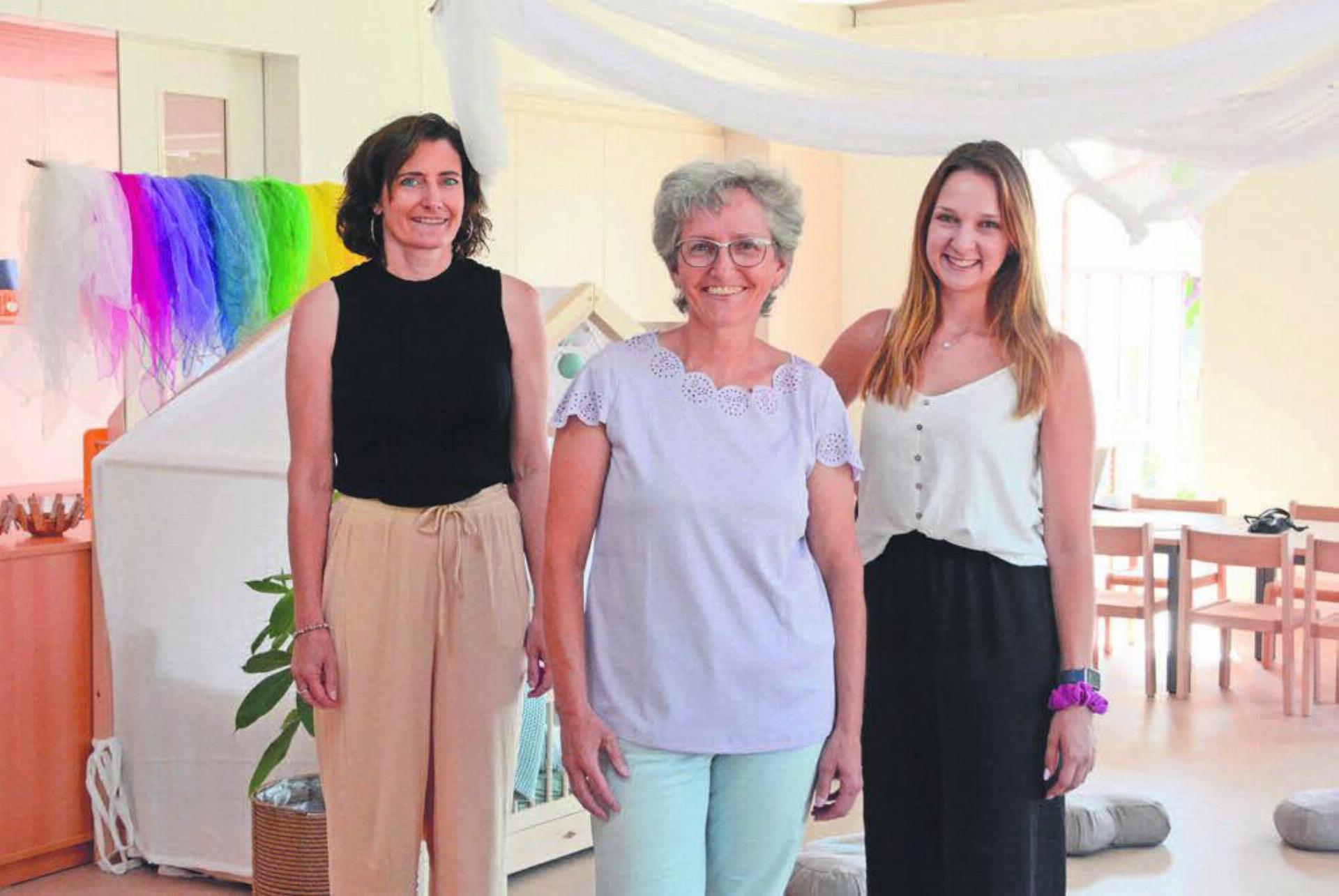 Grosse Freude bei den Verantwortlichen über die neuen Räume (von links): Schulleiterin Karin Wetter, Gemeinderätin und Vizeammann Cornelia Stutz und Kiga-Lehrerin Patrizia Brunner im grossen Klassenraum des Anbaus. Bilder: Chregi Hansen - Das Bild wird blockiert. – Möglicherweise durch einen aktiven Adblocker.