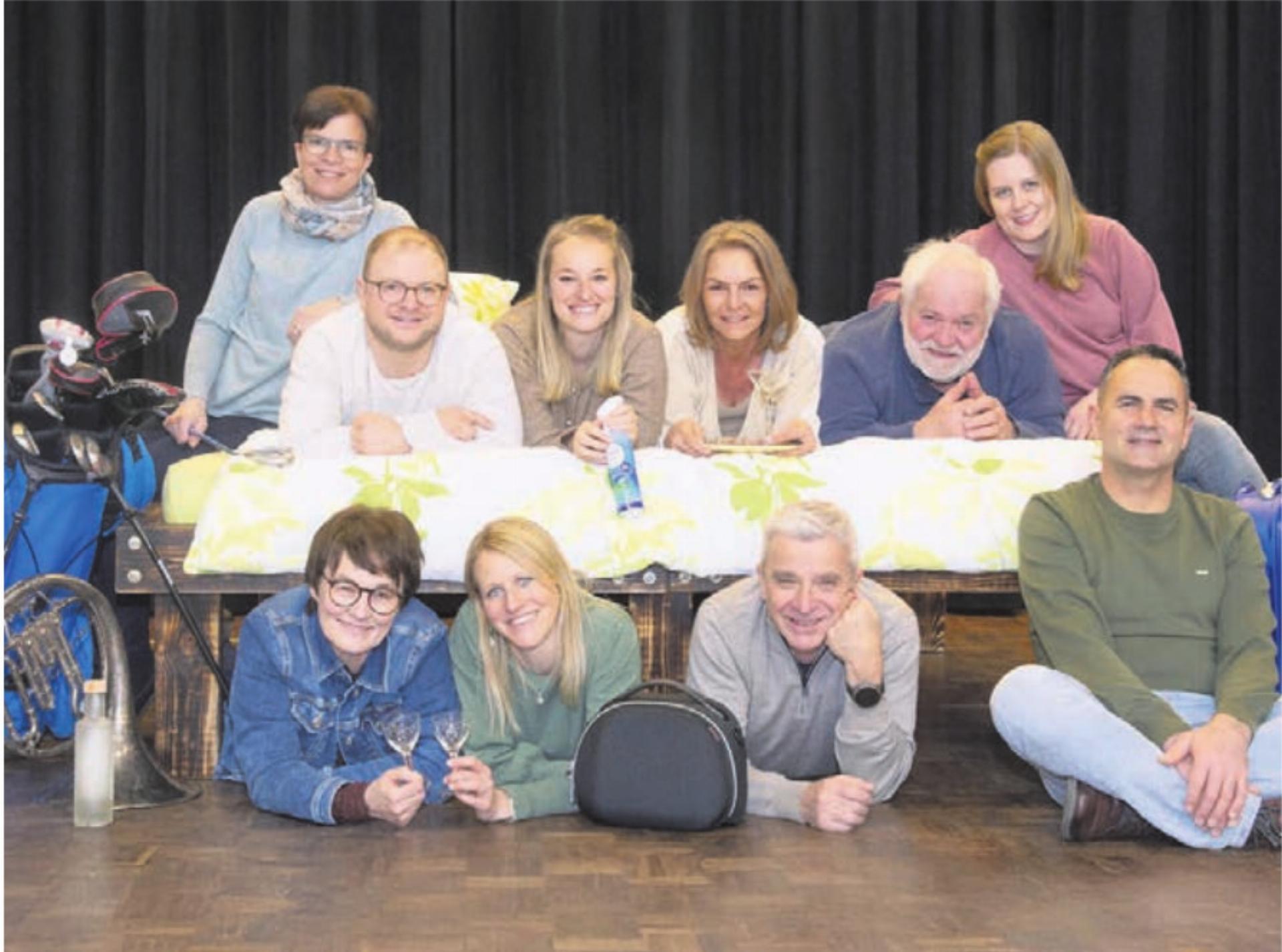 Das Theaterensemble des Männerchors Buttwil. Bild: zg - Das Bild wird blockiert. – Möglicherweise durch einen aktiven Adblocker.