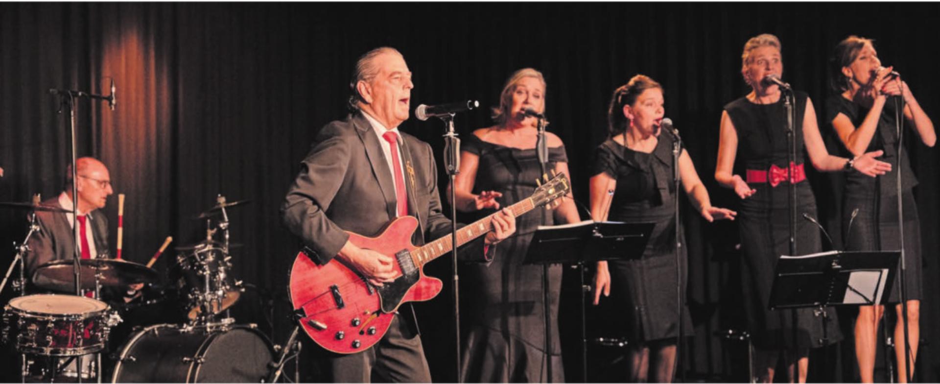 Bubbles und Soulbirds waren in Höchstform. Und Frontmann Peter Meyer fühlte sich wie immer pudelwohl auf der Bühne. Bilder: Luca Rey / sm - Das Bild wird blockiert. – Möglicherweise durch einen aktiven Adblocker.