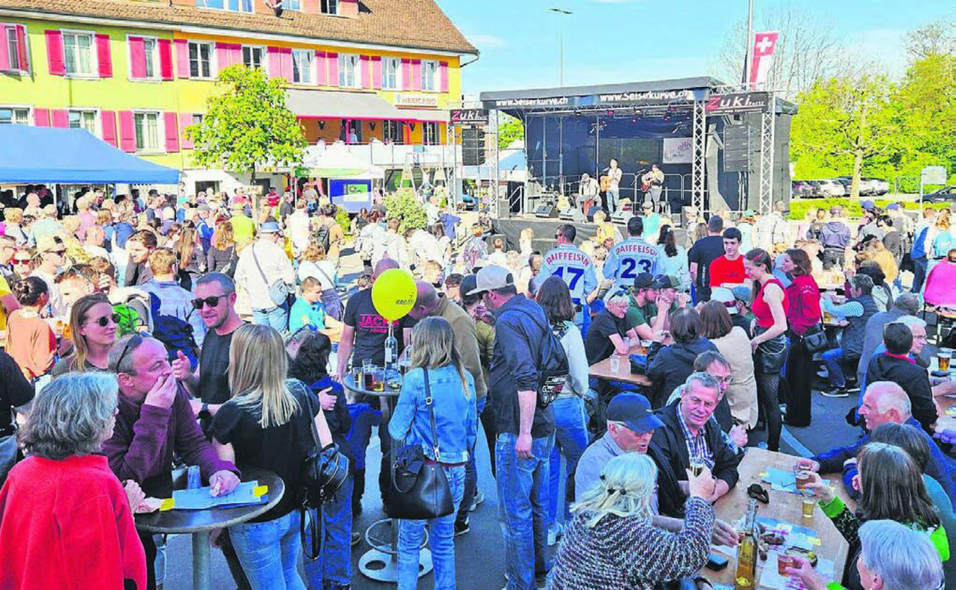 Mitten auf der sanierten Aarauerstrasse feierte Gross und Klein bei bester Laune das neue Dorffest.