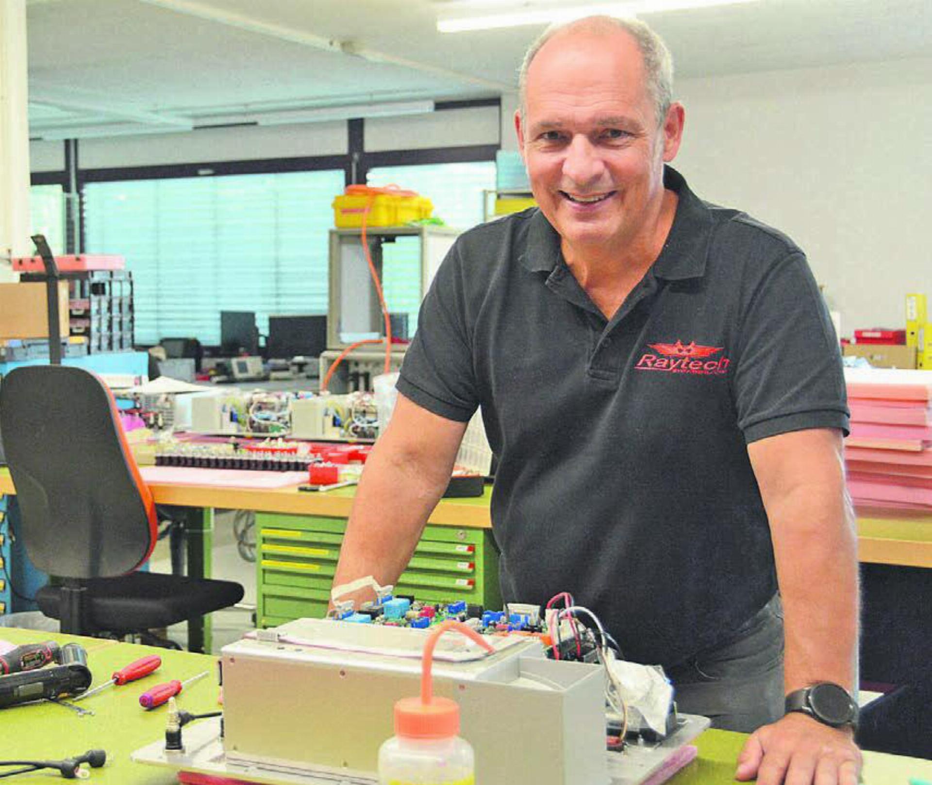 Rolf Brunold in den Konstruktionsräumen der Raytech in Bremgarten. «Wir pflegen hier in unseren Geschäftsräumen eine Kultur der offenen Türen», erklärt er. 
Bilder: Chregi Hansen / zg