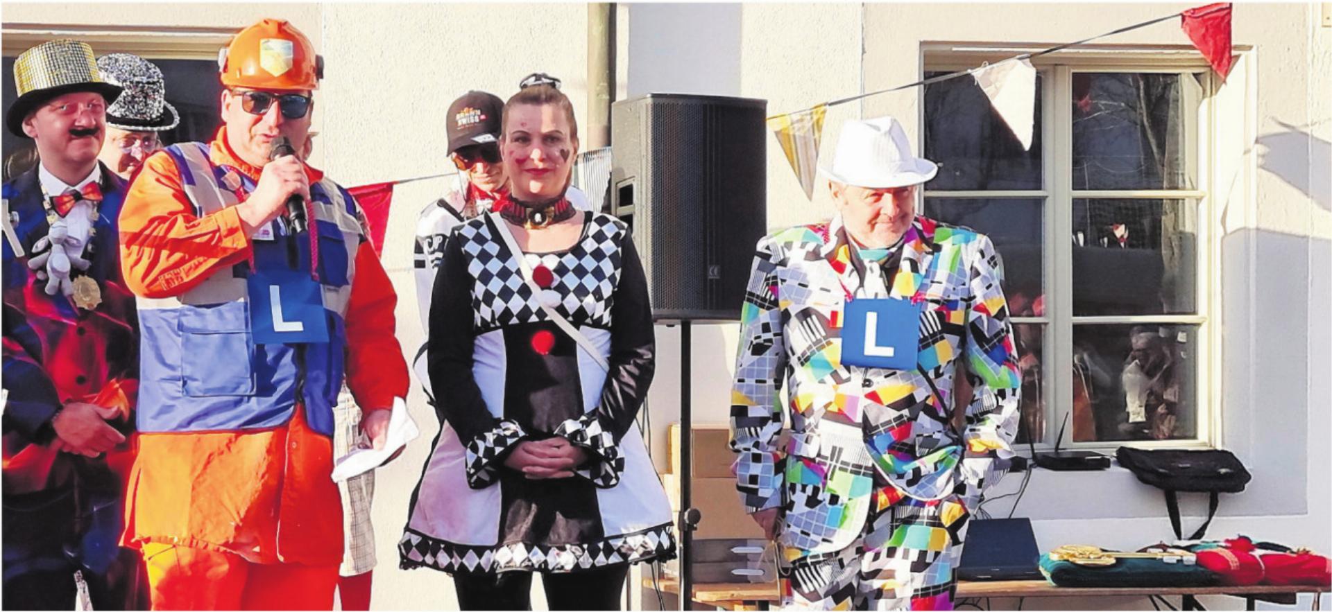 Von links: Herbert Meier, am Mikrofon, Anita Thielken und Jörg Weiss haben die Städte auf ihre Fitness getestet, damit sie die Macht richtig nutzen. Bild: Verena Anna Wigger - Das Bild wird blockiert. – Möglicherweise durch einen aktiven Adblocker.