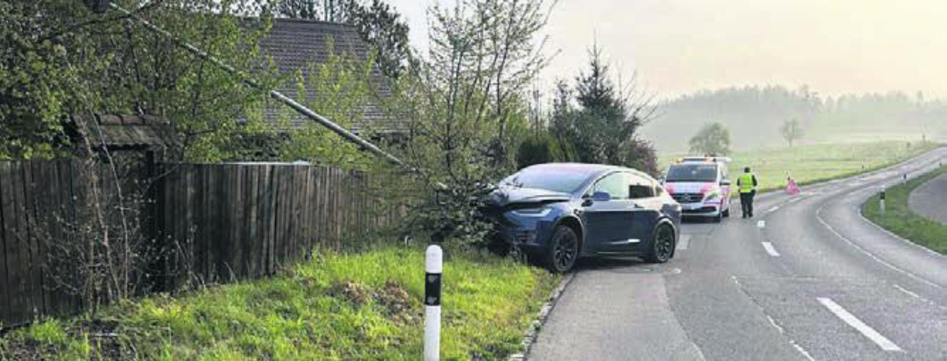 Der Automobilist gab an, einer Katze ausgewichen zu sein, und prallte in eine Strassenlampe. Bild: pz