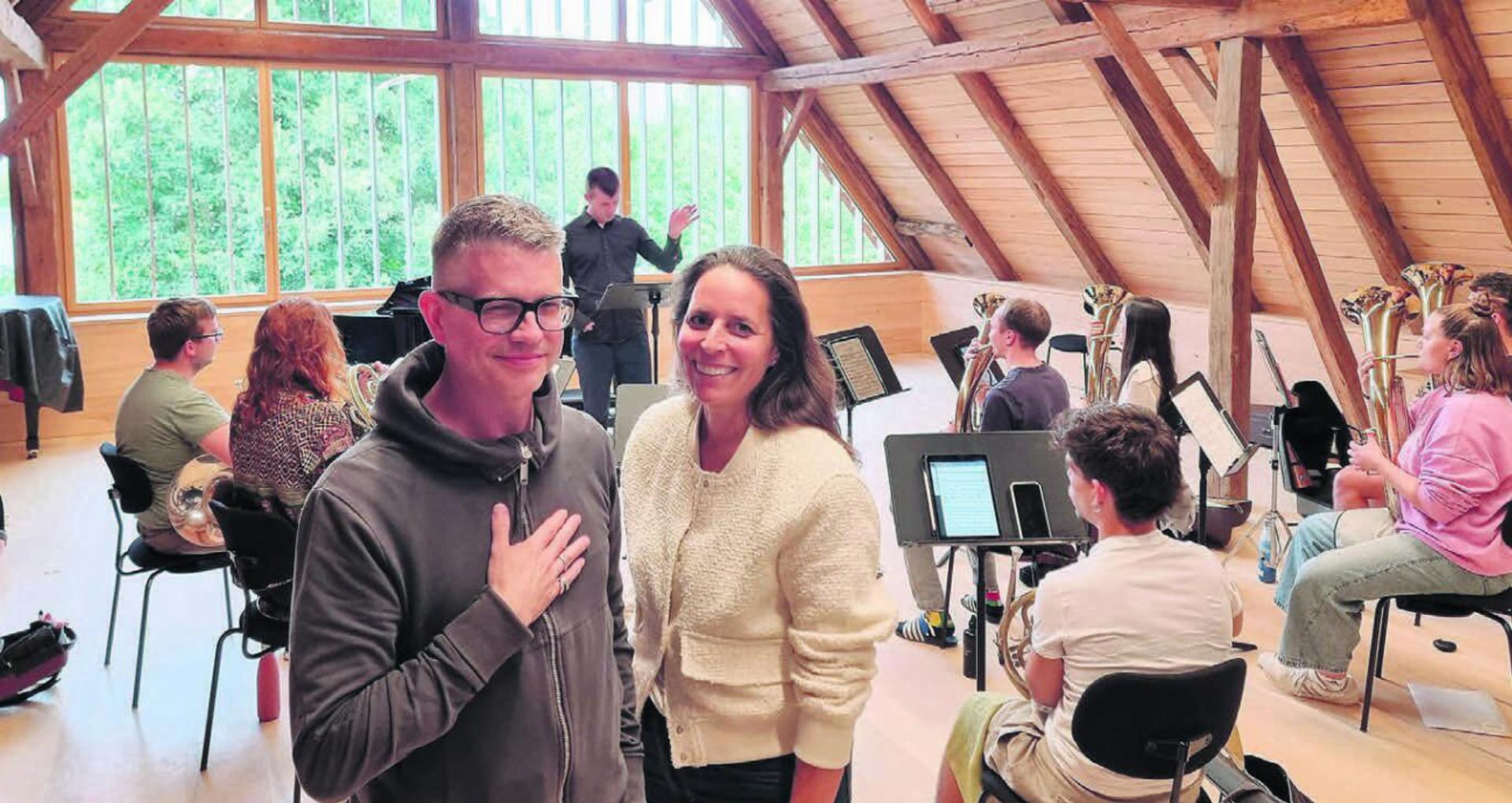Die künstlerischen Leiter Hugo Bollschweiler und Stefanie Braun freuen sich, im Jubiläumsjahr den Musikerinnen und Musikern des JSAG die Tournee zu ermöglichen. Sie sehen dies als ihr Geschenk an das Orchester. Bilder: Verena Anna Wigger - Das Bild wird blockiert. – Möglicherweise durch einen aktiven Adblocker.