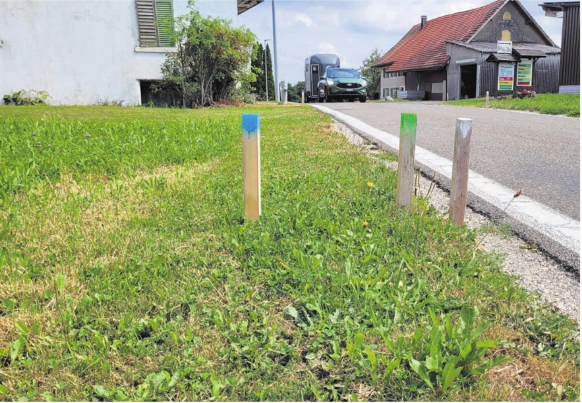 Die Strasse wird auch nach der Sanierung eng bleiben. Geplant ist der durchgehende Ausbau auf fünf Meter. - Das Bild wird blockiert. – Möglicherweise durch einen aktiven Adblocker.