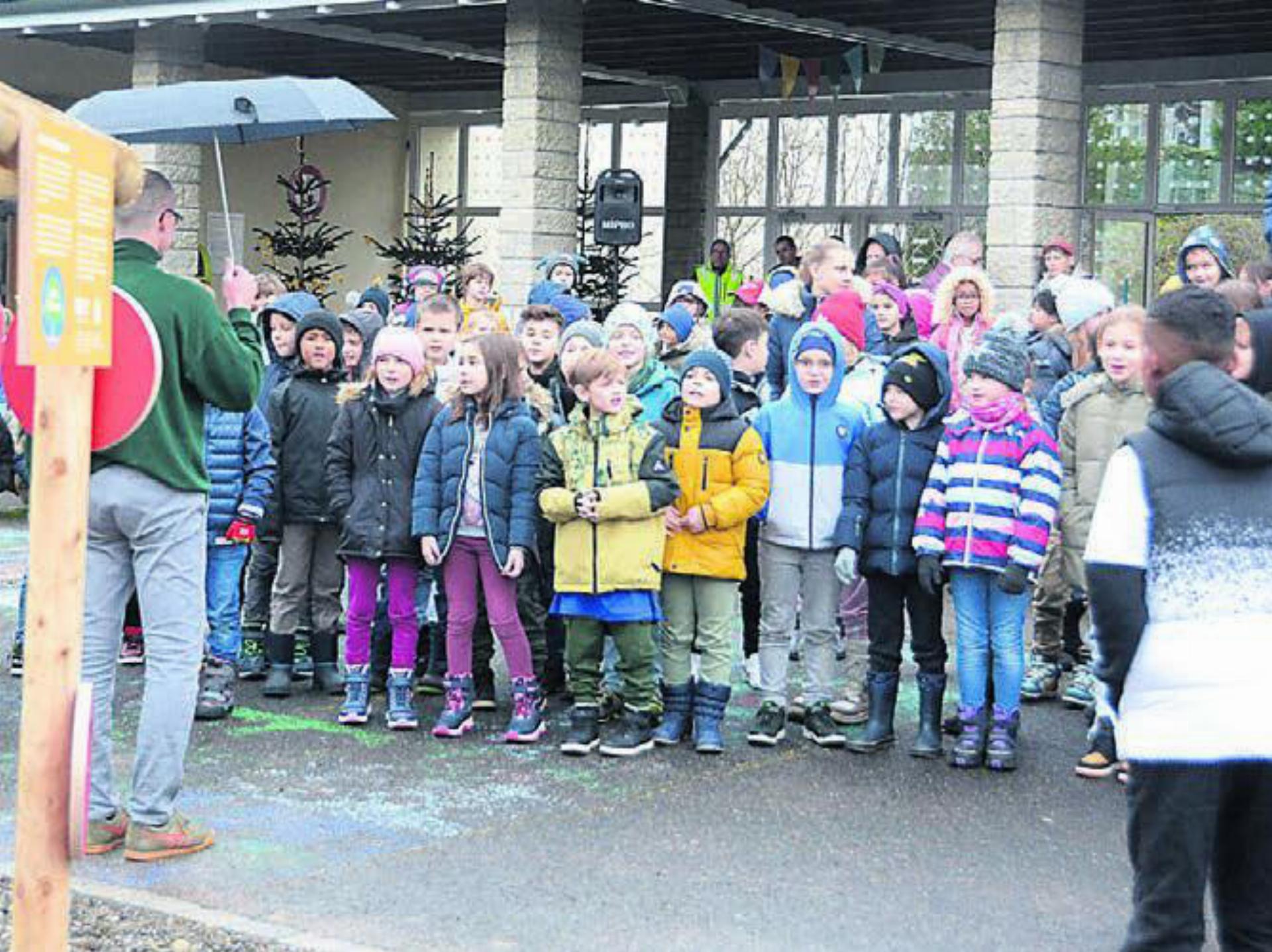 Zur Feier des Tages sangen die Schüler und Schülerinnen des Hübels noch zwei Weihnachtslieder und trotzten dabei dem Regen. Bilder: Chregi Hansen