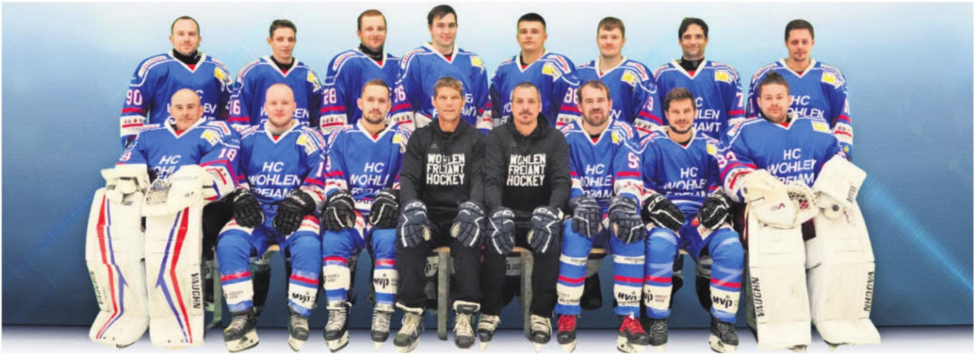 HC Wohlen-Freiamt 2025/26. Hinten, von links: Christian Streuli, Tim Wüthrich, Ramon Kalt, Alain Lavoyer, Elias Ubertini, Matthias Dönni, Joël Nietlisbach, Pascal Gnepf. Vorne: Rolf Franz, Robin Liniger, Raphael Amstutz, Patrick Siegwart (Trainer), Simon Strebel (Coach), Marc Gisler, Andreas Meyer, Maurits de Jongh. Es fehlen: Michael Frei, Kain Lázár, Fabian Liniger, Ramon Peter, Mike Wüthrich. Bild: zg - Das Bild wird blockiert. – Möglicherweise durch einen aktiven Adblocker.