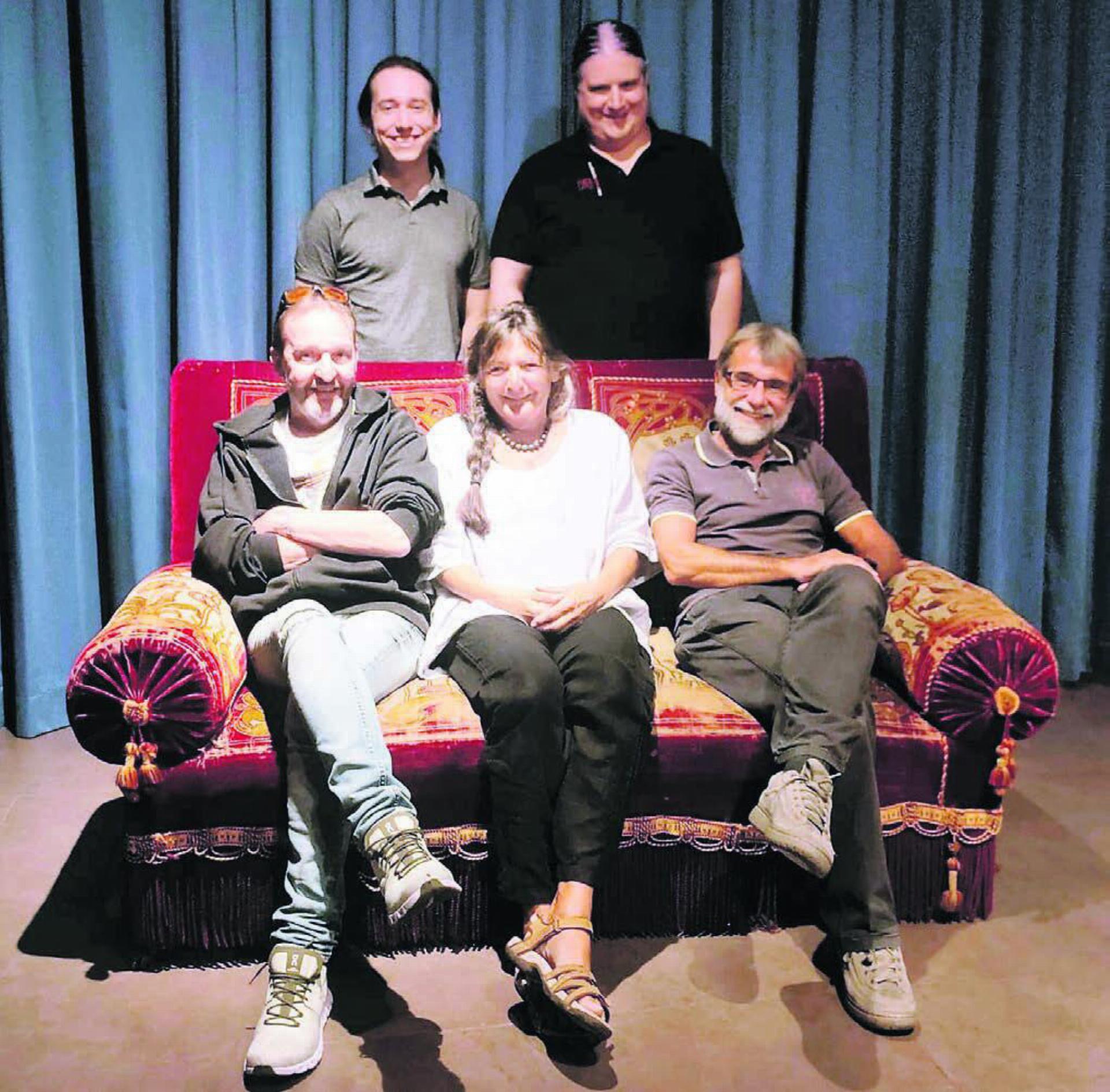 Die Gastspielverantwortlichen Reini Anliker, Silvan Melchior, Ursi Bosshard, Patrick Honegger und Markus Gehrig (v. l.) freuen sich auf die neue Saison. Bild: Marco Huwyler