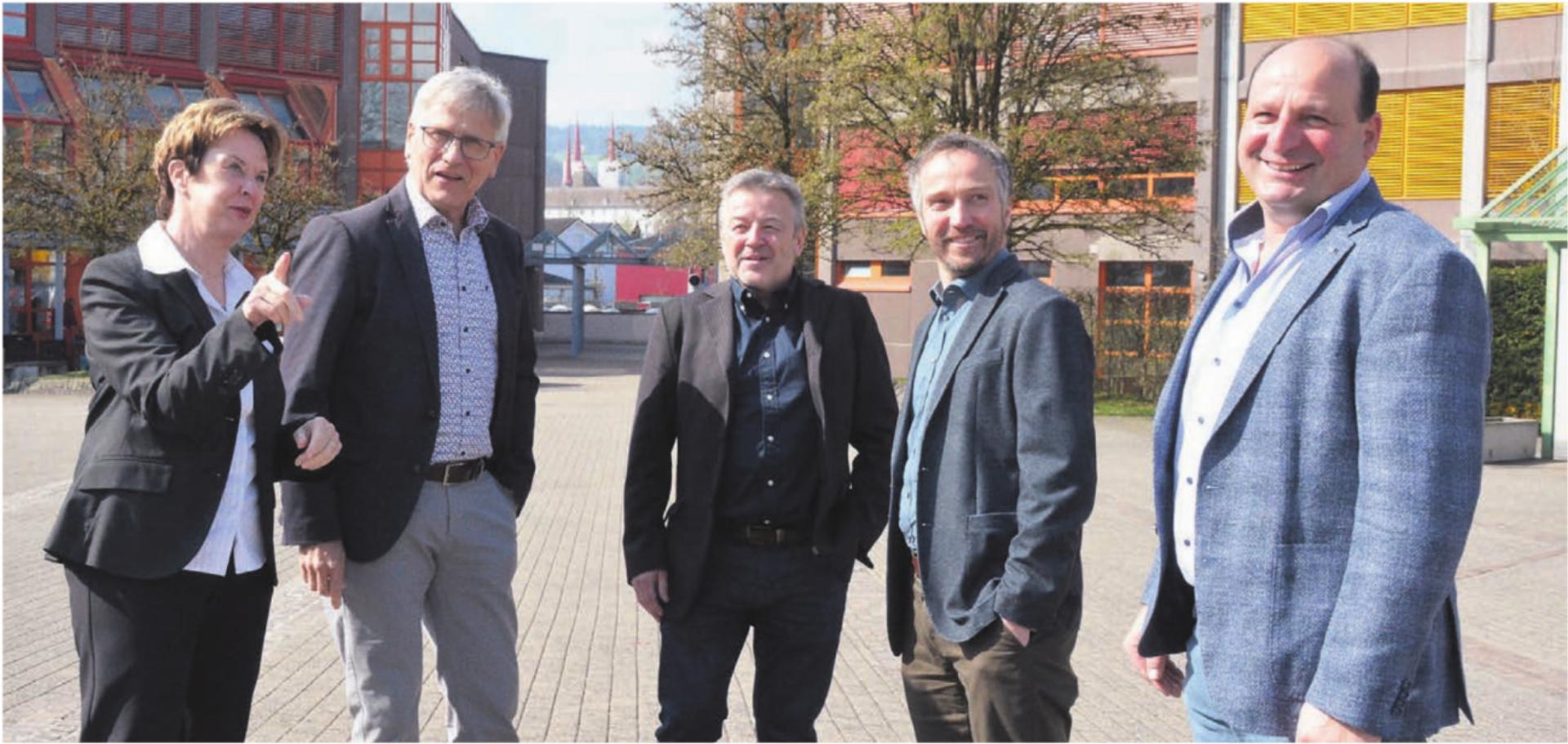 Der neue, eingespielte Murianer Gemeinderat im Oberstufenzentrum Bachmatten, von links: Marlies Laubacher, Daniel Räber, Jörg Weiss, Hans-Peter Budmiger und Herbert Meier. Bild: Annemarie Keusch - Das Bild wird blockiert. – Möglicherweise durch einen aktiven Adblocker.