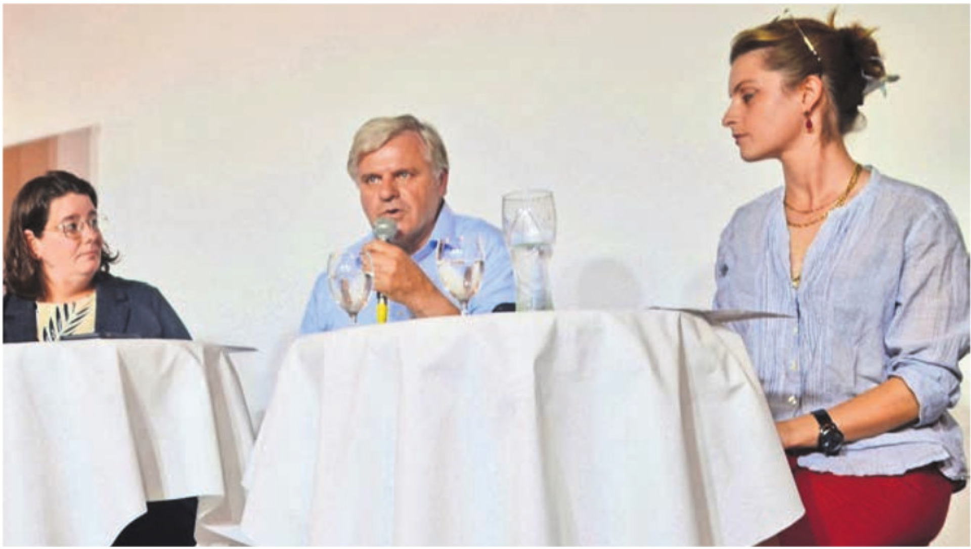 Mathias Küng befragt die Grossrätinnen Jeanine Glarner (links) und Mia Jenni. Bild: tst - Das Bild wird blockiert. – Möglicherweise durch einen aktiven Adblocker.