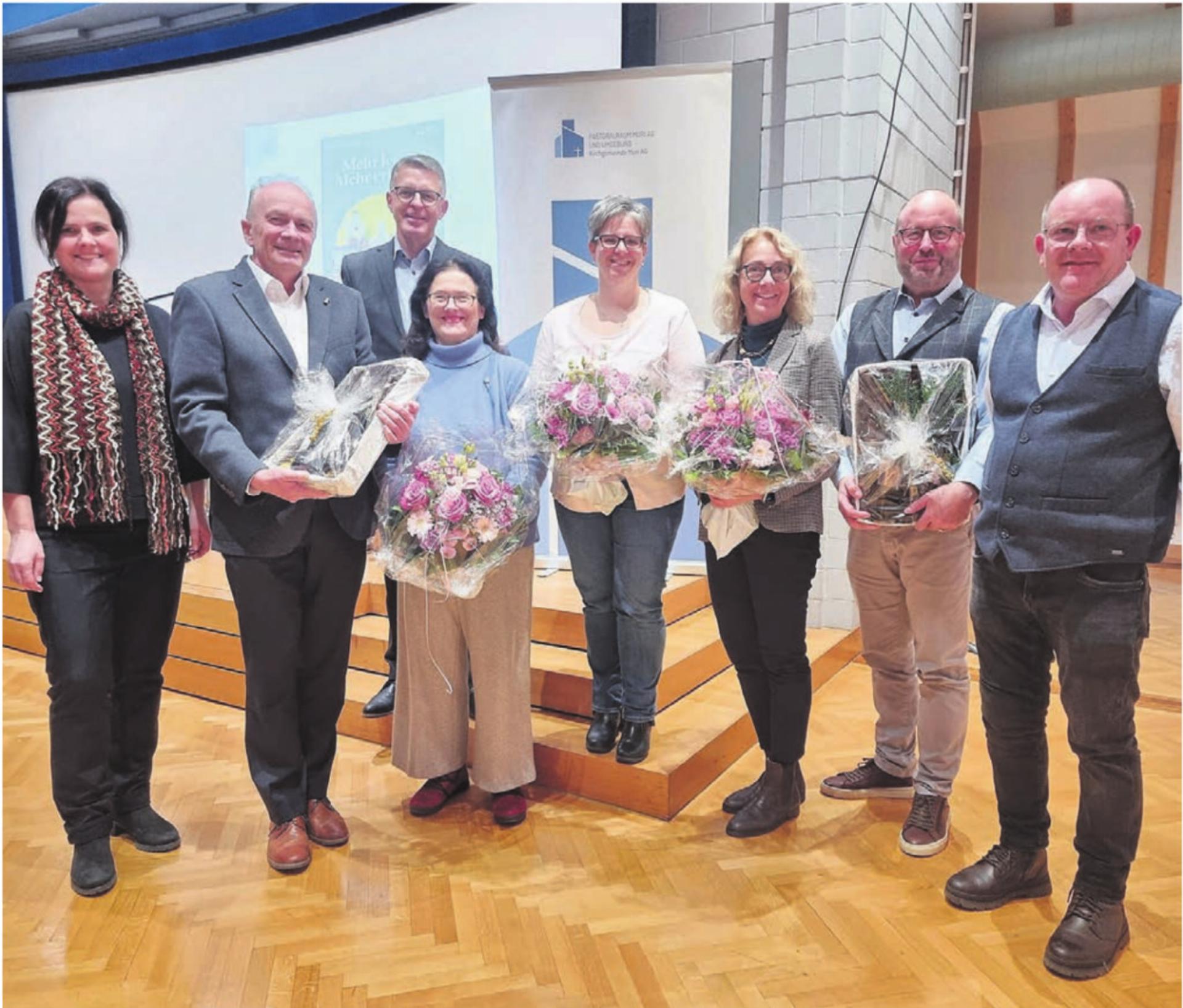 Die Personalverantwortliche Brigitte Keusch, links, und Präsident Hans Peter Frey, rechts, freuen sich ob der langjährigen Mitarbeitenden. Es gehe um Wertschätzung, sagt Keusch in ihrer Laudatio. Von links: Thomas Suter, Tobias Knecht, davor Maria Küng, Andrea Huwiler, Madeleine Sennrich und Toni Brunner. Bild: Verena Anna Wigger - Das Bild wird blockiert. – Möglicherweise durch einen aktiven Adblocker.