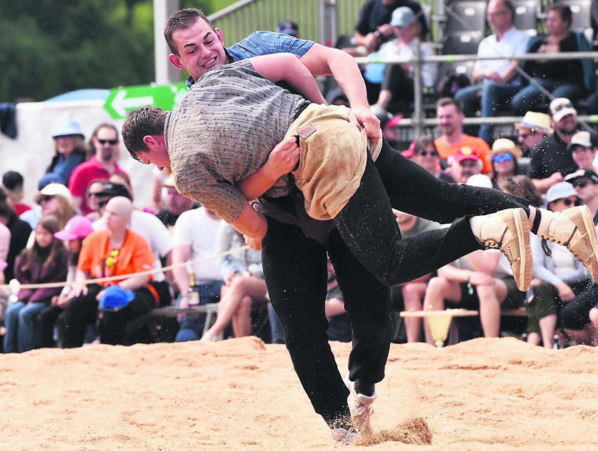 Letzter Gang. Andreas Döbeli (hinten) gewinnt gegen Jérôme Christen mit der Maximalnote und holt sich den Kranz. Bilder: Jasmin Strebel / zg