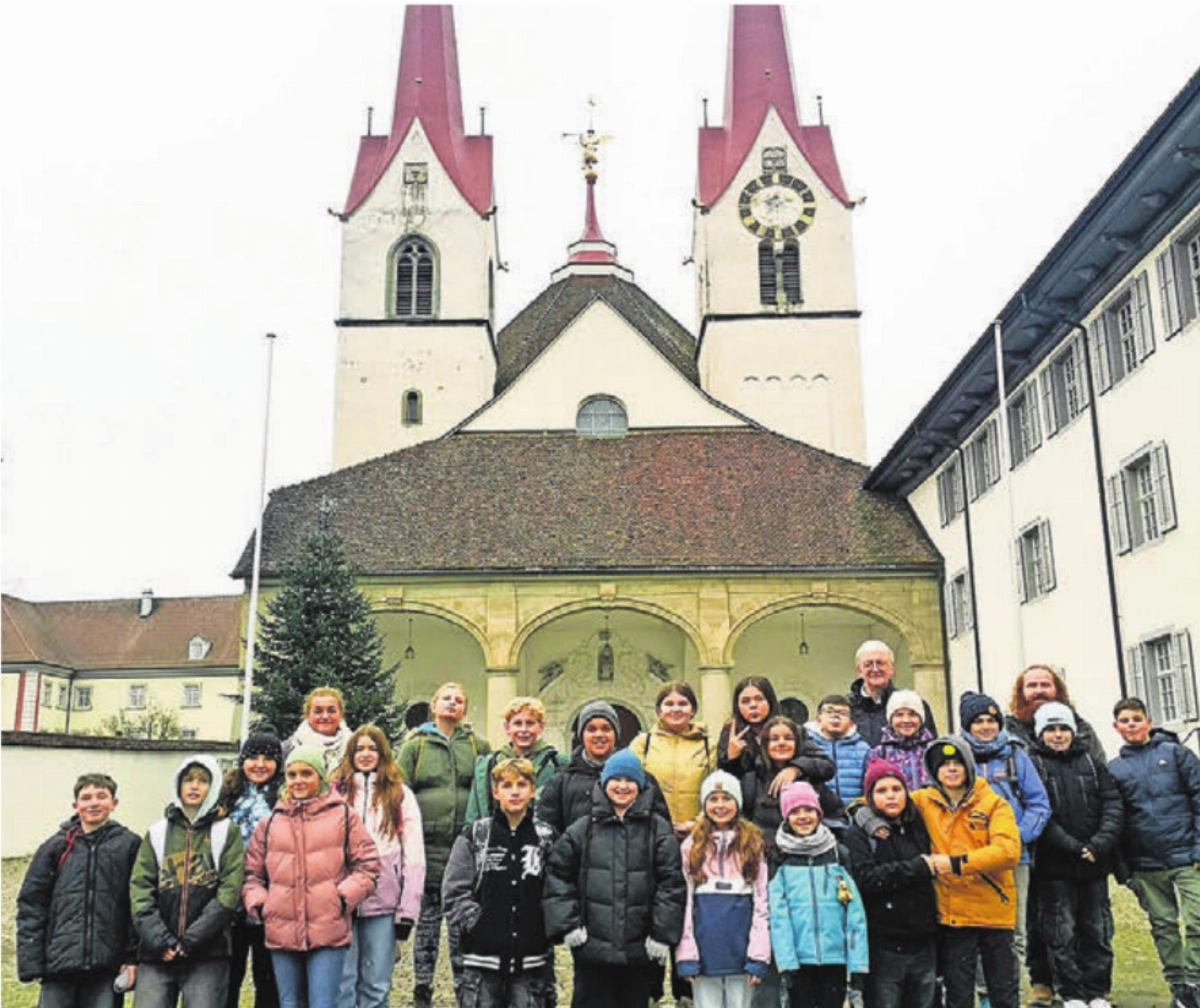 Die Klasse 6b aus Merenschwand vor der Klosterkirche. Bild: zg