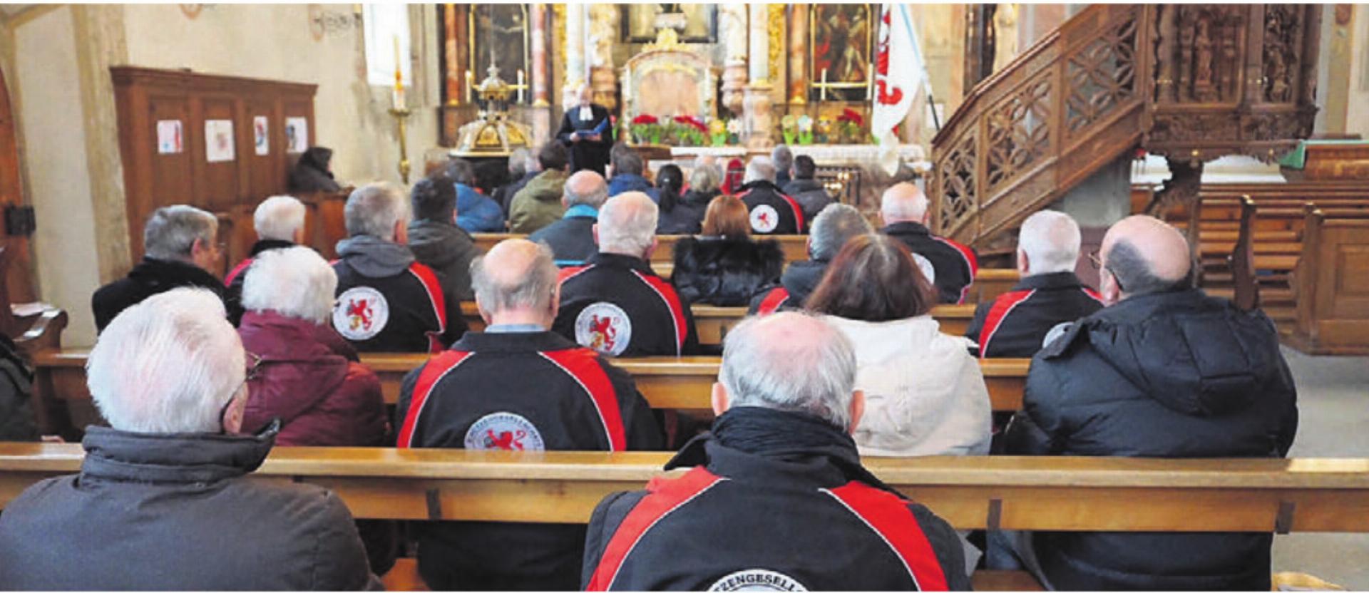 Die versammelten Bremgarter Schützen lauschen in der Stadtkirche den Worten von Feldprediger Ruedi Bertschi. 
Bild: zg - Das Bild wird blockiert. – Möglicherweise durch einen aktiven Adblocker.