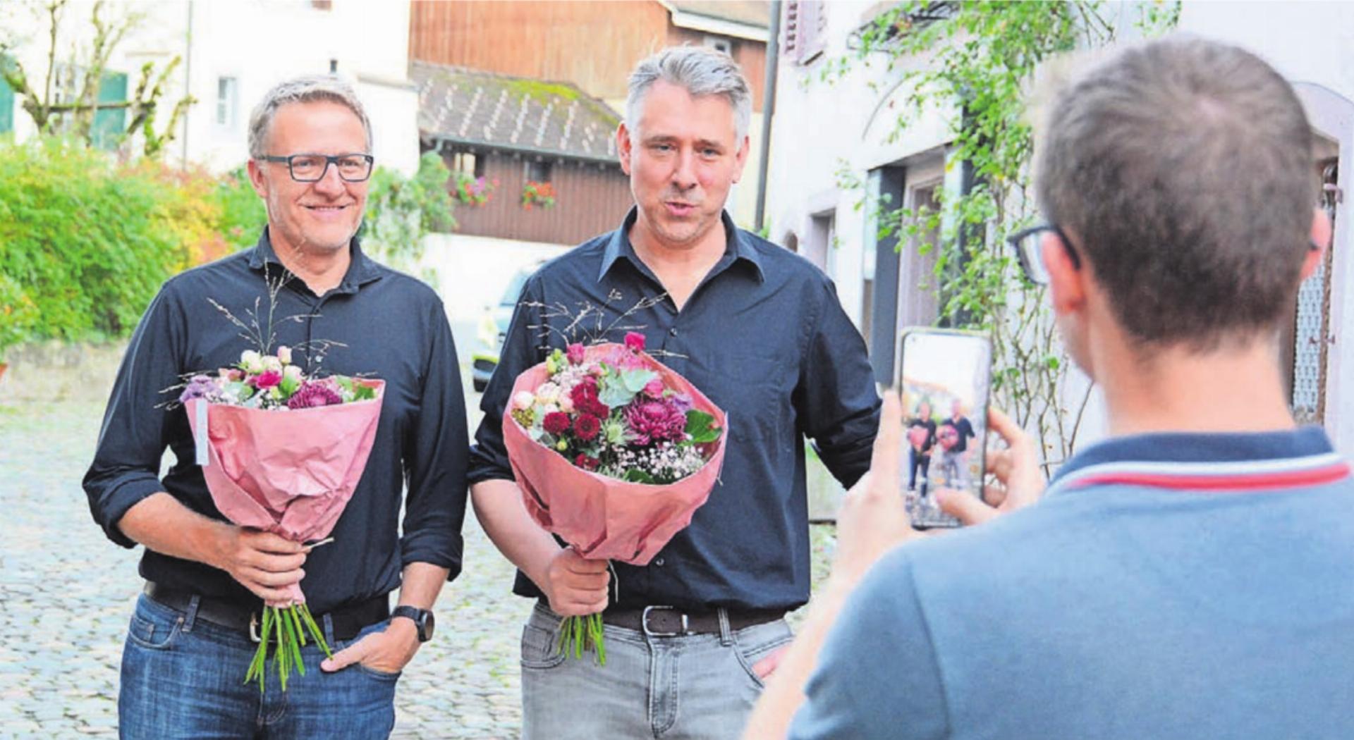 Lächeln fürs Foto, auch wenn es für die SP nicht unbedingt ein Tag zum Feiern war. Bezirksparteipräsident Sandro Covo macht ein Bild der beiden wiedergewählten Grossräte Arsène Perroud (links) und Stefan Dietrich. Bild: Chregi Hansen