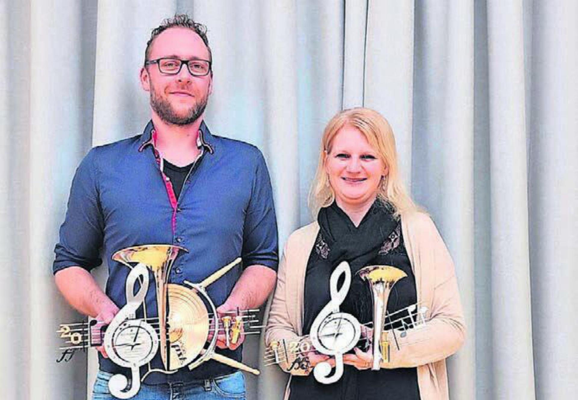 Raphael Ambauen und Corinne Vollenweider sind nach 20 Jahren aktiven Musizierens neu Ehrenmitglieder. Bild: zg