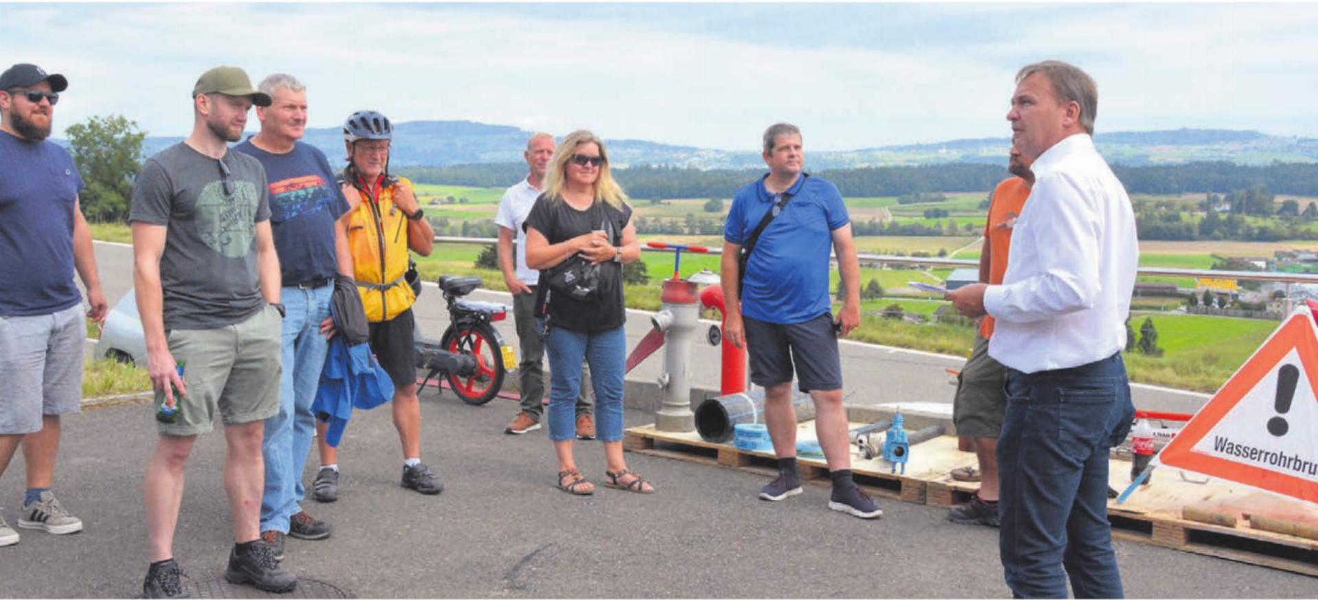 Mit schönem Blick ins Bünztal. Roland Koch (Präsident der Wasserversorgungsgenossenschaft Boswil, rechts) durfte viele Interessierte begrüssen. Bilder: Annemarie Keusch - Das Bild wird blockiert. – Möglicherweise durch einen aktiven Adblocker.