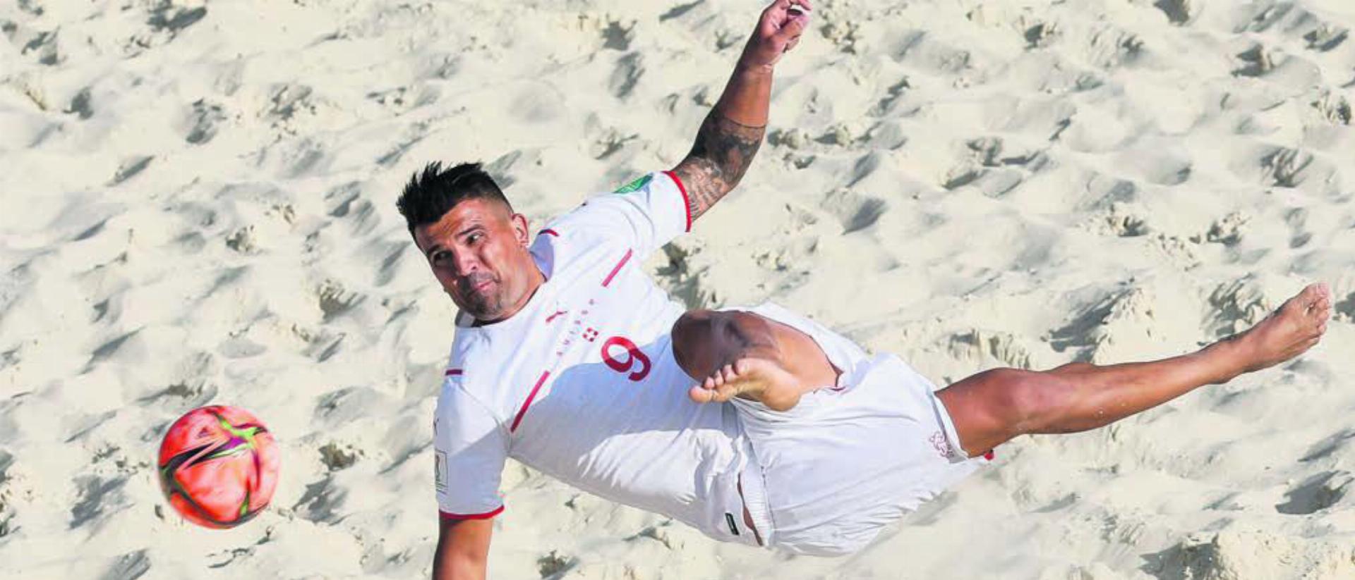 Wer in der Schweiz Beachsoccer sagt, der meint Dejan Stankovic. Der Freiämter hat diesen Sport geprägt wie kein anderer. Schon im Januar entscheidet er sich für den Rücktritt, der nun offiziell wird. Stankovic engagiert sich nun beim FC Baden II. 
Im letzten Jahr verpasst die Schweiz die Qualifikation für die Weltmeisterschaft. Und Dejan Stankovic macht sich in den kalten Monaten seine Gedanken. «Ich spürte immer mehr, dass mein Körper älter wird», sagt der bald 40-Jährige. Nebst 100-Prozent-Job und den Verpflichtungen als Familienvater wird der Aufwand für den Beachsoccer im fortschreitenden Alter langsam, aber sicher zu viel. «Aufwand und Ertrag passten nicht mehr», so Stankovic.
Jetzt Co-Trainer des Cousins
Im Januar fällt er den Entscheid, dass er zurücktritt. Ende Juni steht auf der Homepage des FC Baden, dass Stankovic «als ehemaliger Beachsoccer-Nationalspieler» nun Assistenztrainer der zweiten Mannschaft wird. Cheftrainer ist sein Cousin Sasa Stankovic– ebenfalls ein Freiämter. «Ich möchte mich weiterentwickeln, mehr in den - Das Bild wird blockiert. – Möglicherweise durch einen aktiven Adblocker.