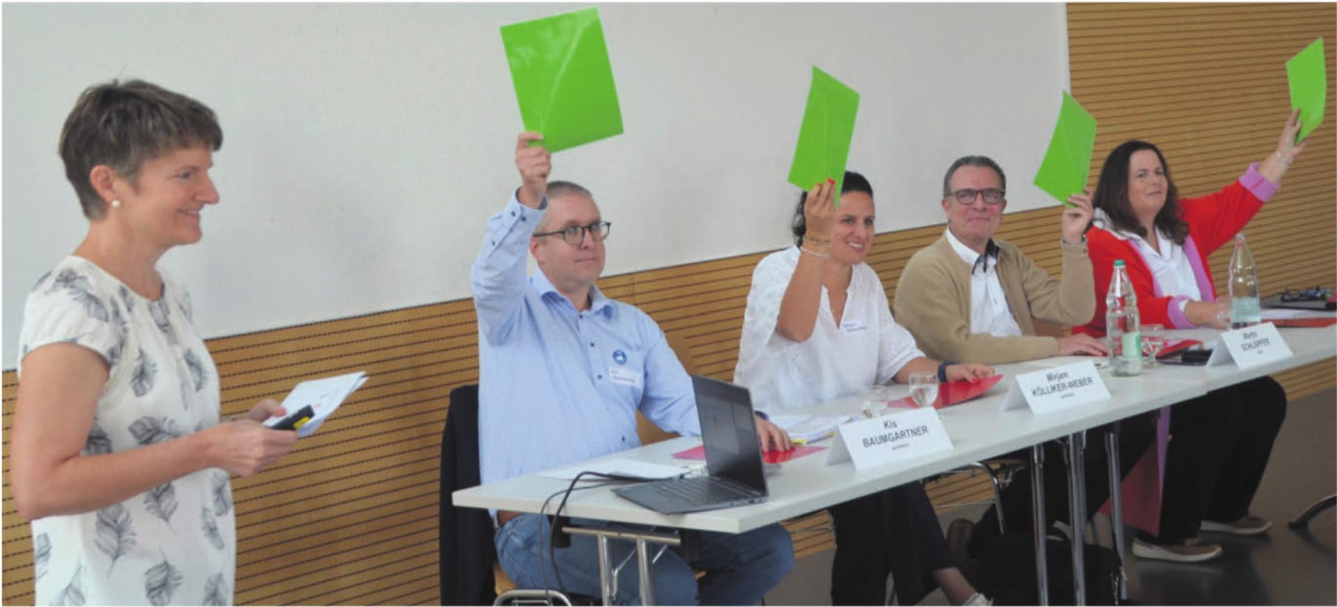 Yvonne Kaufmann (links) fühlt den vier anwesenden Neukandidierenden mit Ja-/Nein-Fragen auf den Zahn. Von rechts: Stephanie Musshafen, Martin Schläpfer, Mirjam Kölliker und Kis Baumgartner. Bild: Thomas Stöckli - Das Bild wird blockiert. – Möglicherweise durch einen aktiven Adblocker.