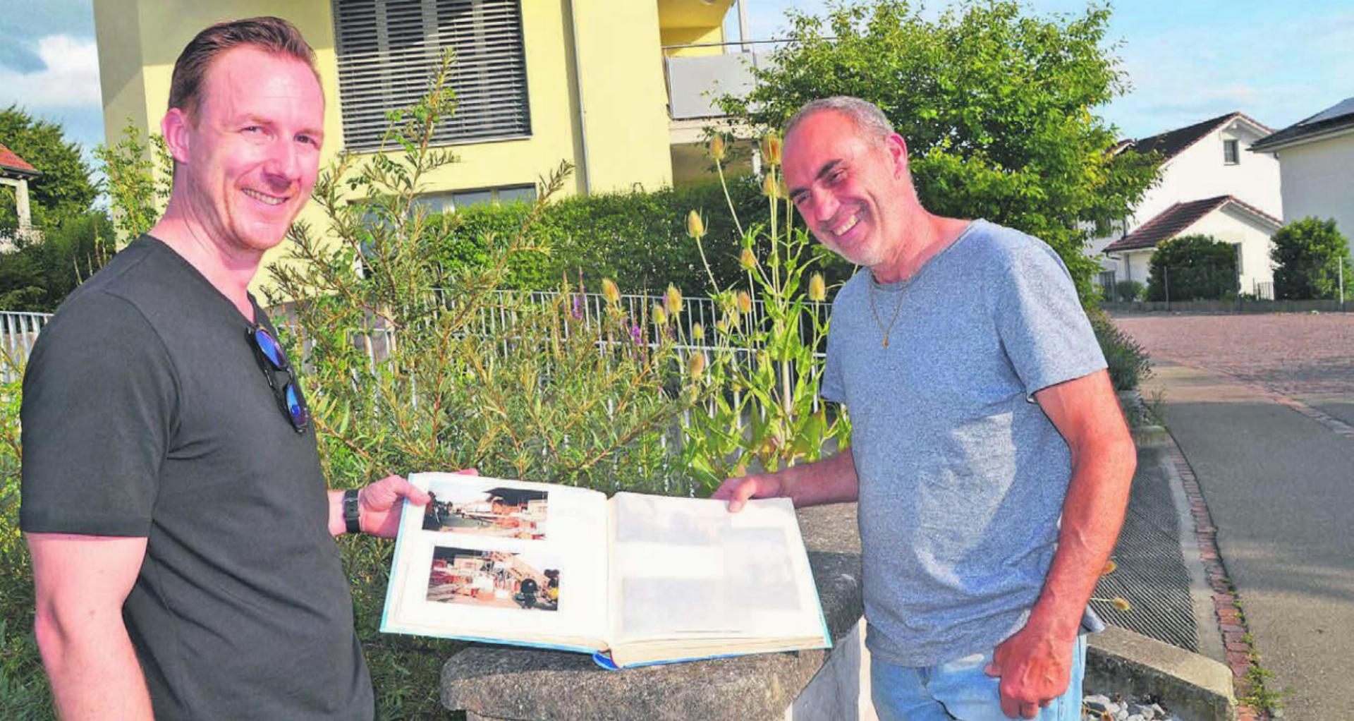 Sie schmökern gemeinsam in Erinnerungen: Michael Fischer (links) vom aktuellen OK des Schüürballs und Mario Bürgisser, der von Anfang an dabei war. Bilder: Thomas Stöckli / zg - Das Bild wird blockiert. – Möglicherweise durch einen aktiven Adblocker.