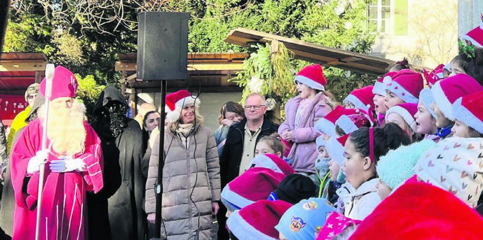 Die beiden Kinderkonzerte mobilisierten viel Publikum – und selbst der Samichlaus kam. Bild: Walter Minder - Das Bild wird blockiert. – Möglicherweise durch einen aktiven Adblocker.