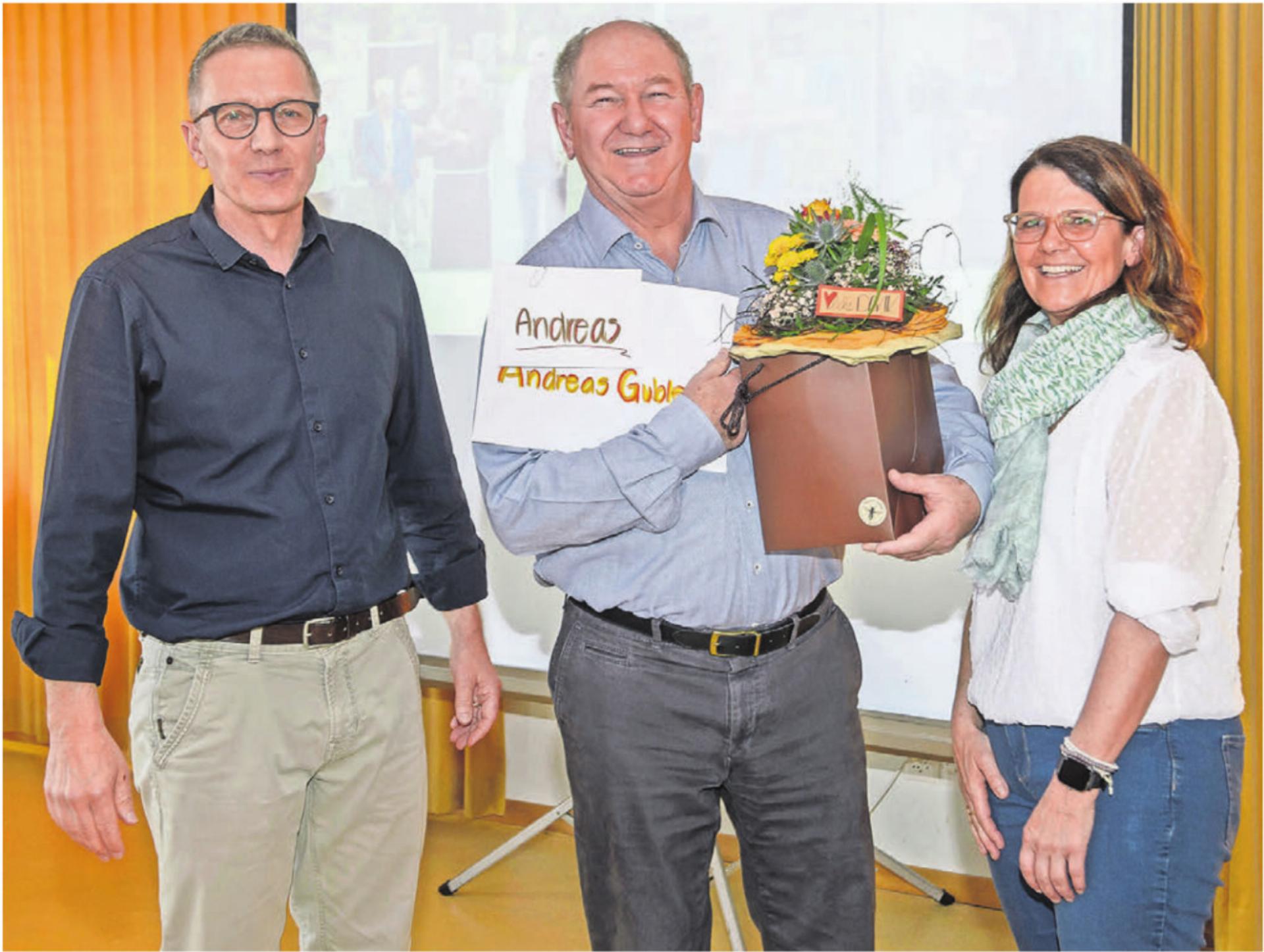 Präsident Martin Abt (links) und Vorstandsmitglied Irène Frischknecht verabschieden Andreas Gubler. Bild: zg - Das Bild wird blockiert. – Möglicherweise durch einen aktiven Adblocker.