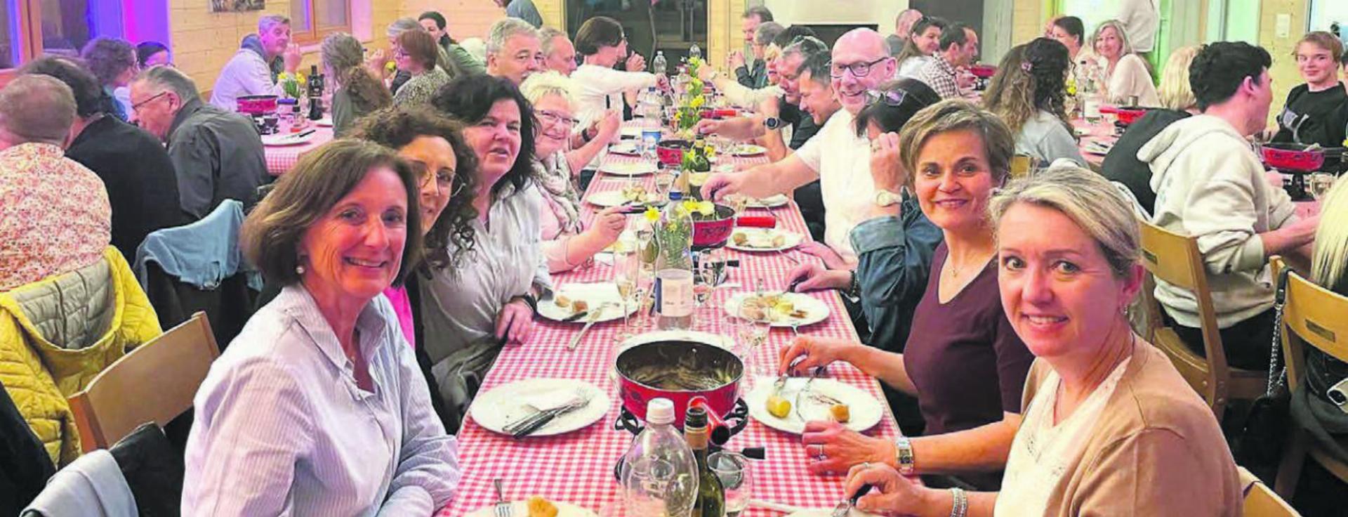 Abends genossen die Mitglieder des Skiclubs einen gemütlichen Fondueplausch mit verschiedenen Fonduearten in heiterer Runde. Zuvor ging es actionreich zu und her. Bild: zg
