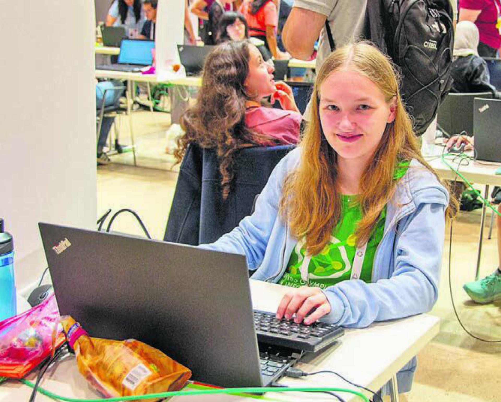 Glänzt am Computer: die junge Bremgarterin Seraina Maag. Bild: zg - Das Bild wird blockiert. – Möglicherweise durch einen aktiven Adblocker.