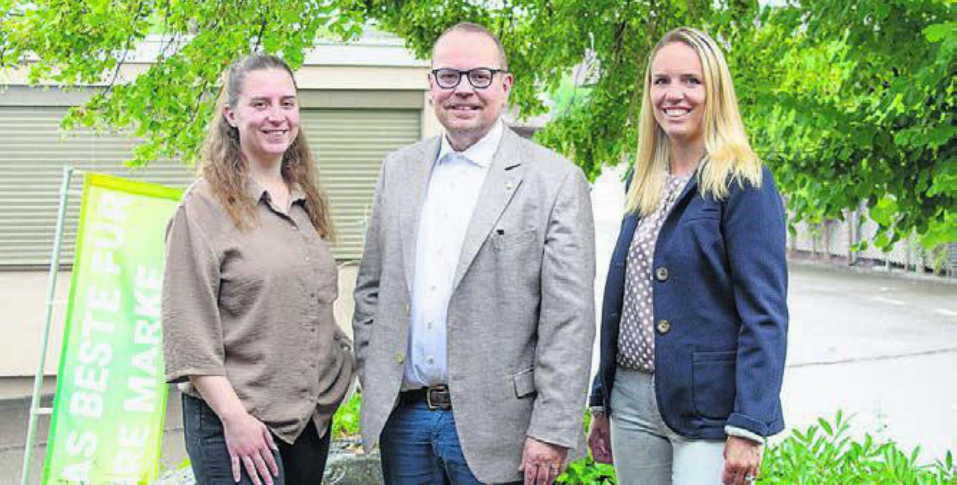 Die Ausbildung sowie die analoge und digitale Expertise unter einem Dach haben in der Marketingwerkstatt in Sins höchste Priorität. Von links: Janine Strebel (Berufsbildnerin), Andreas Gnädinger (Geschäftsführer und Inhaber) und Andrea Villiger (Leiterin Digital-Team). Bild: Gianna Florida