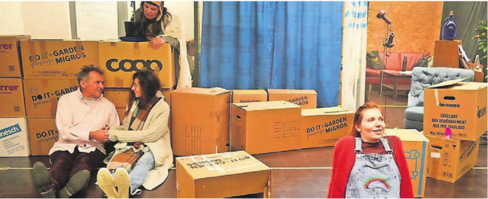 Maxi (Fabienne Bossart, links) im Zügelchaos. Herr Sternheim (Willy Müller) und Frau Lichtblau (Grazia Giampà) haben sich gefunden, beobachtet von Herrn Bello (Irene Kirchmeier). Bild: zg - Das Bild wird blockiert. – Möglicherweise durch einen aktiven Adblocker.