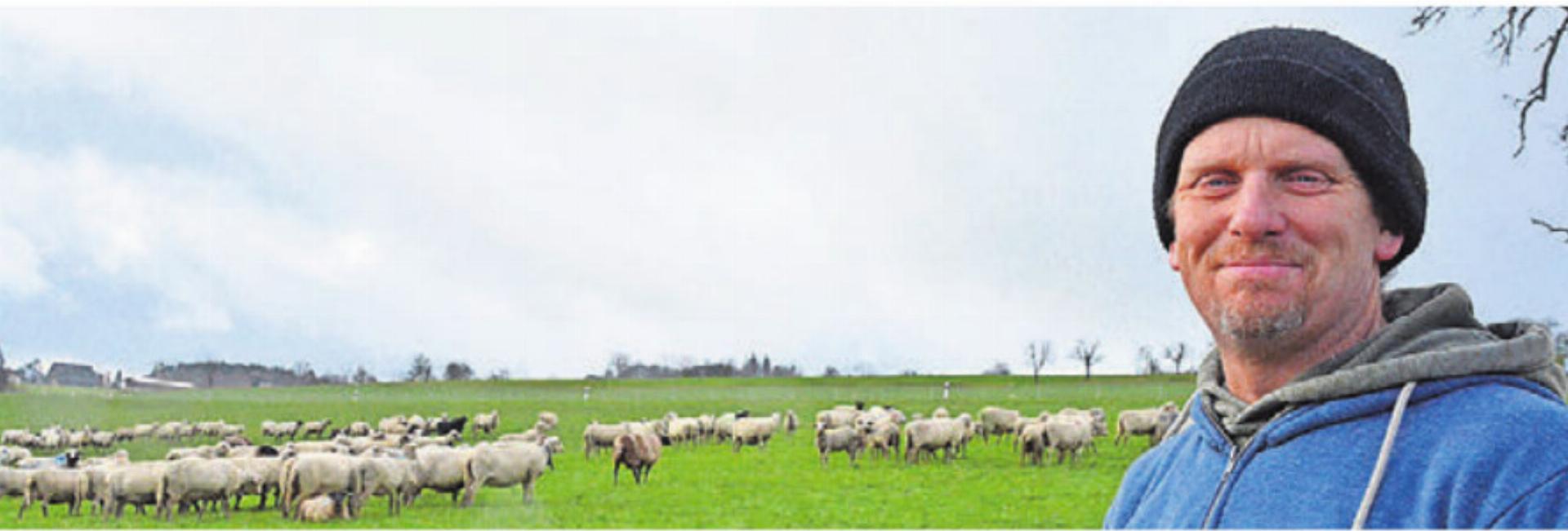 Mit Blick auf seine Herde – so ist Marcel Frei glücklich. Bild: ake - Das Bild wird blockiert. – Möglicherweise durch einen aktiven Adblocker.