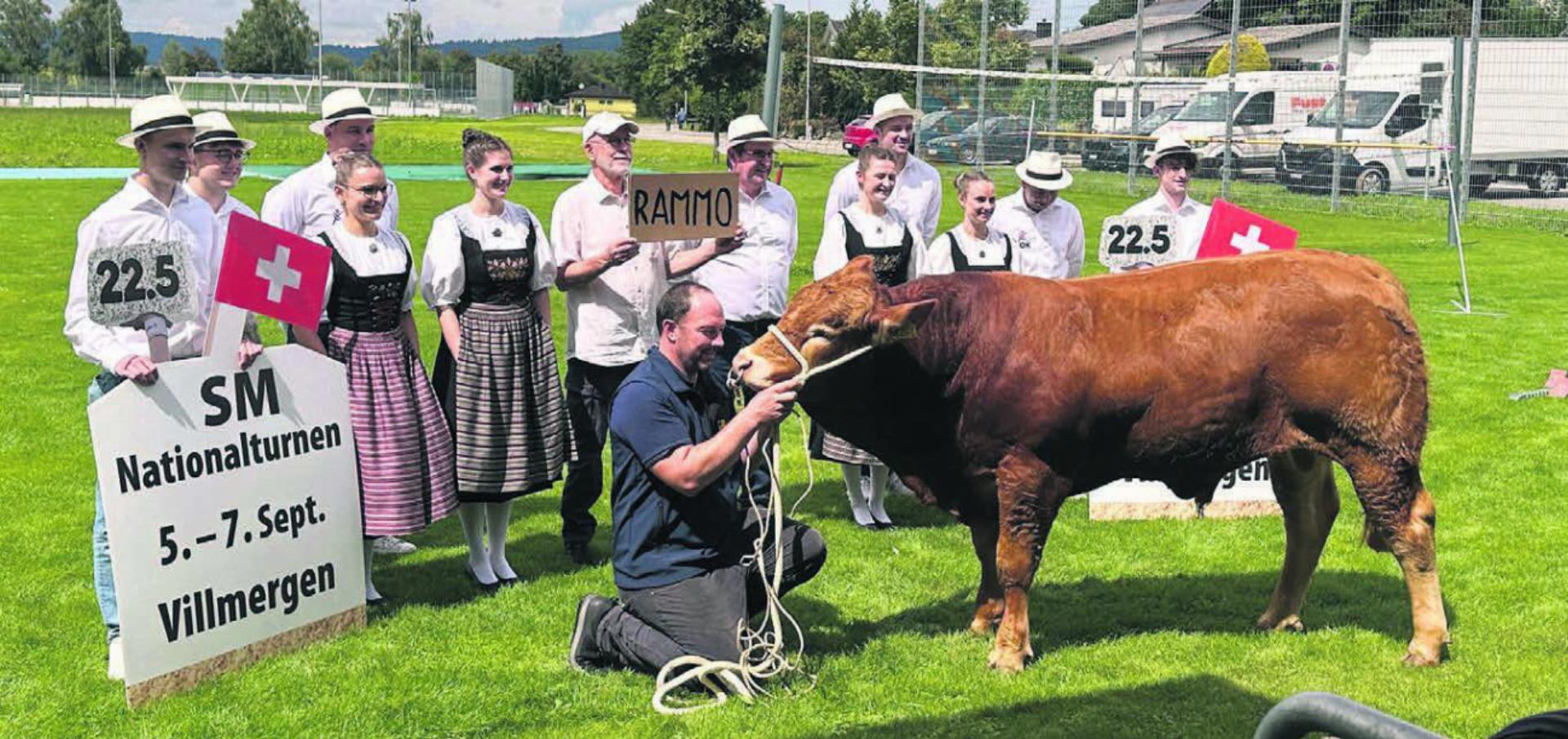 Alle auf einem Bild: OK, Ehrendamen, Züchter, Spender – und natürlich Siegermuni «Rammo» posieren für das Gruppenbild. Bilder: Stefan Sprenger - Das Bild wird blockiert. – Möglicherweise durch einen aktiven Adblocker.