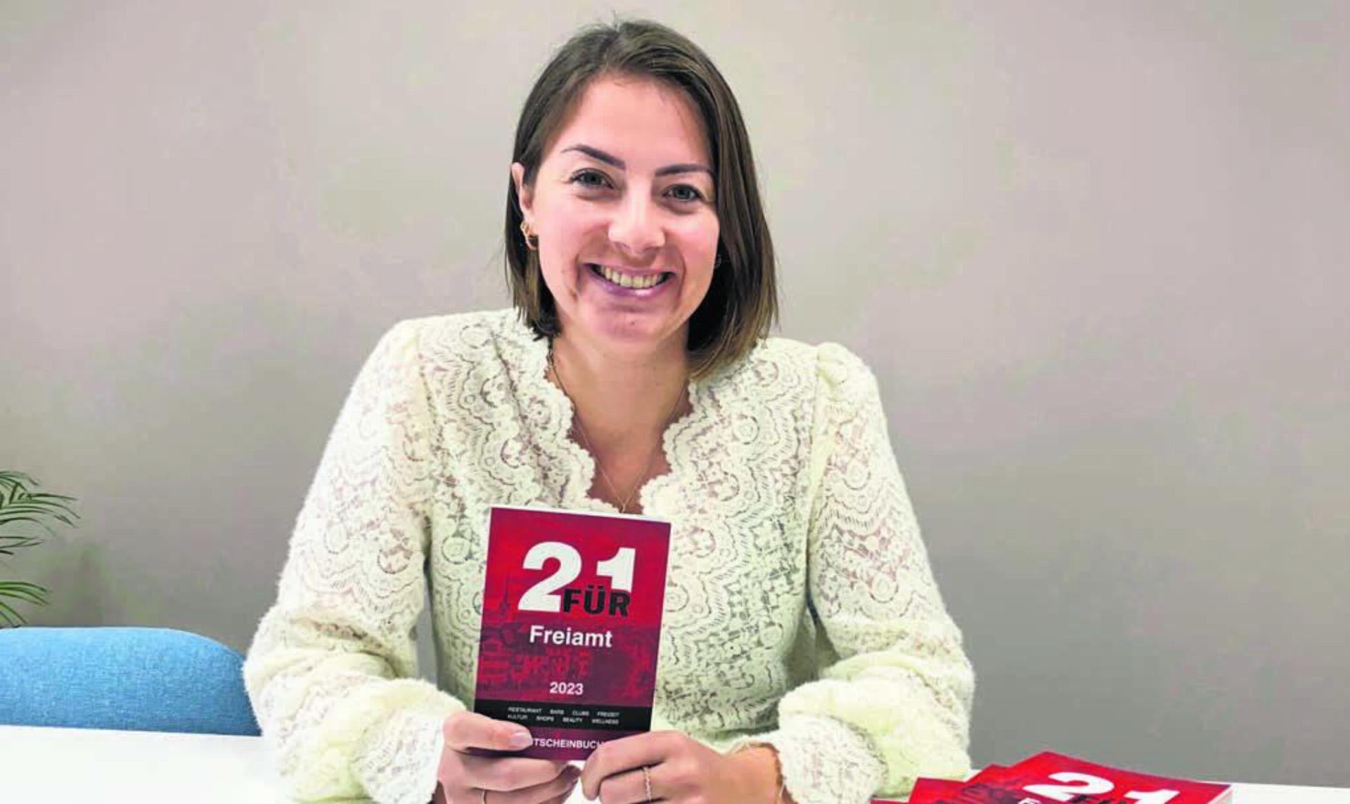 Organisatorin Melanie Meister freut sich über den grossen Erfolg des Gutscheinbuchs «2für1 Freiamt» 2023. Bild: zg