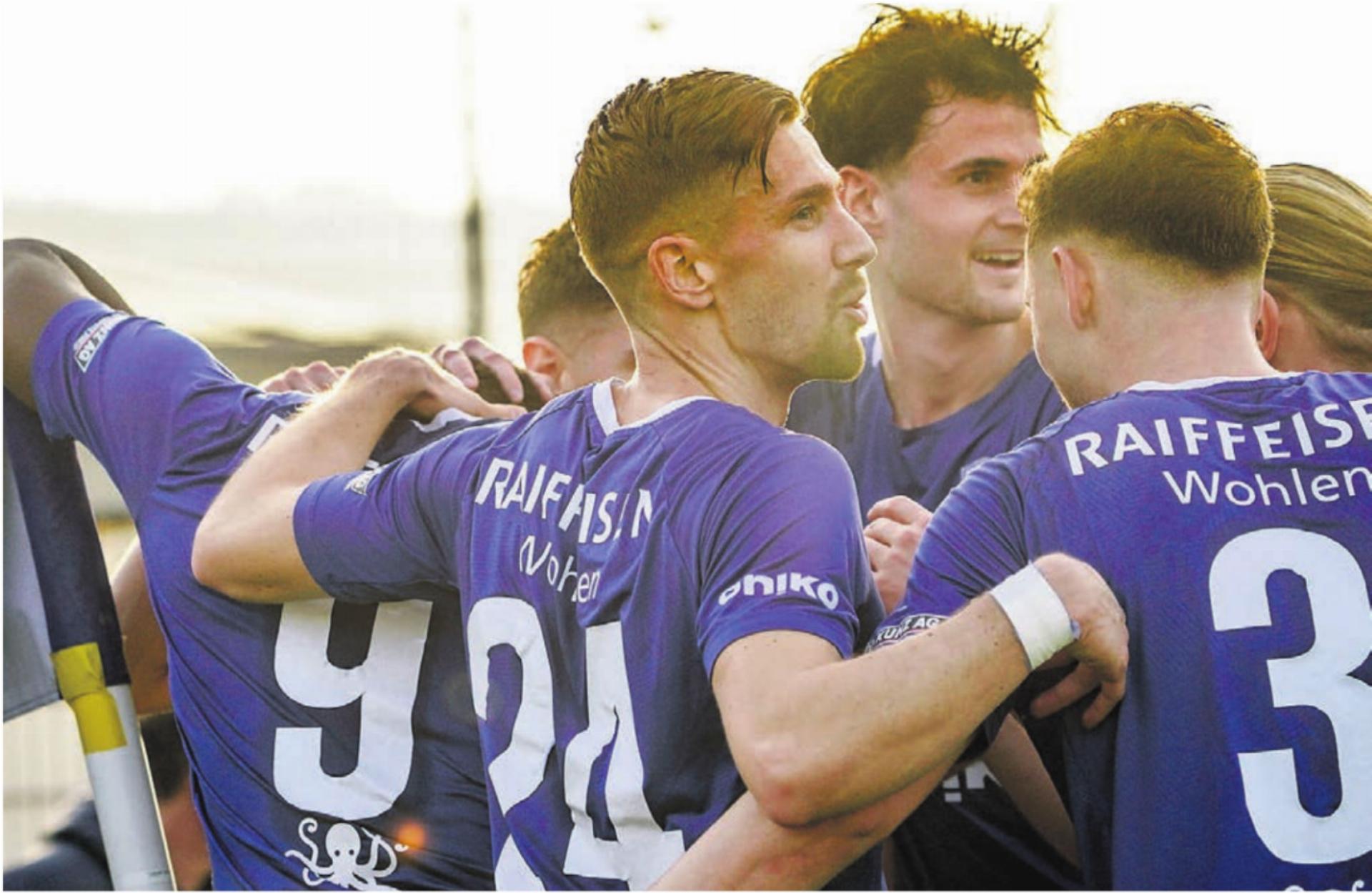 Nicola Peter (Nummer 24) und seine Teamkollegen bejubeln den Führungstreffer. Die Freude währte kurz. Wohlen kassierte gleich darauf den Ausgleich und tat sich anschliessend schwer im Abschluss. Bild: Andy Müller - Das Bild wird blockiert. – Möglicherweise durch einen aktiven Adblocker.